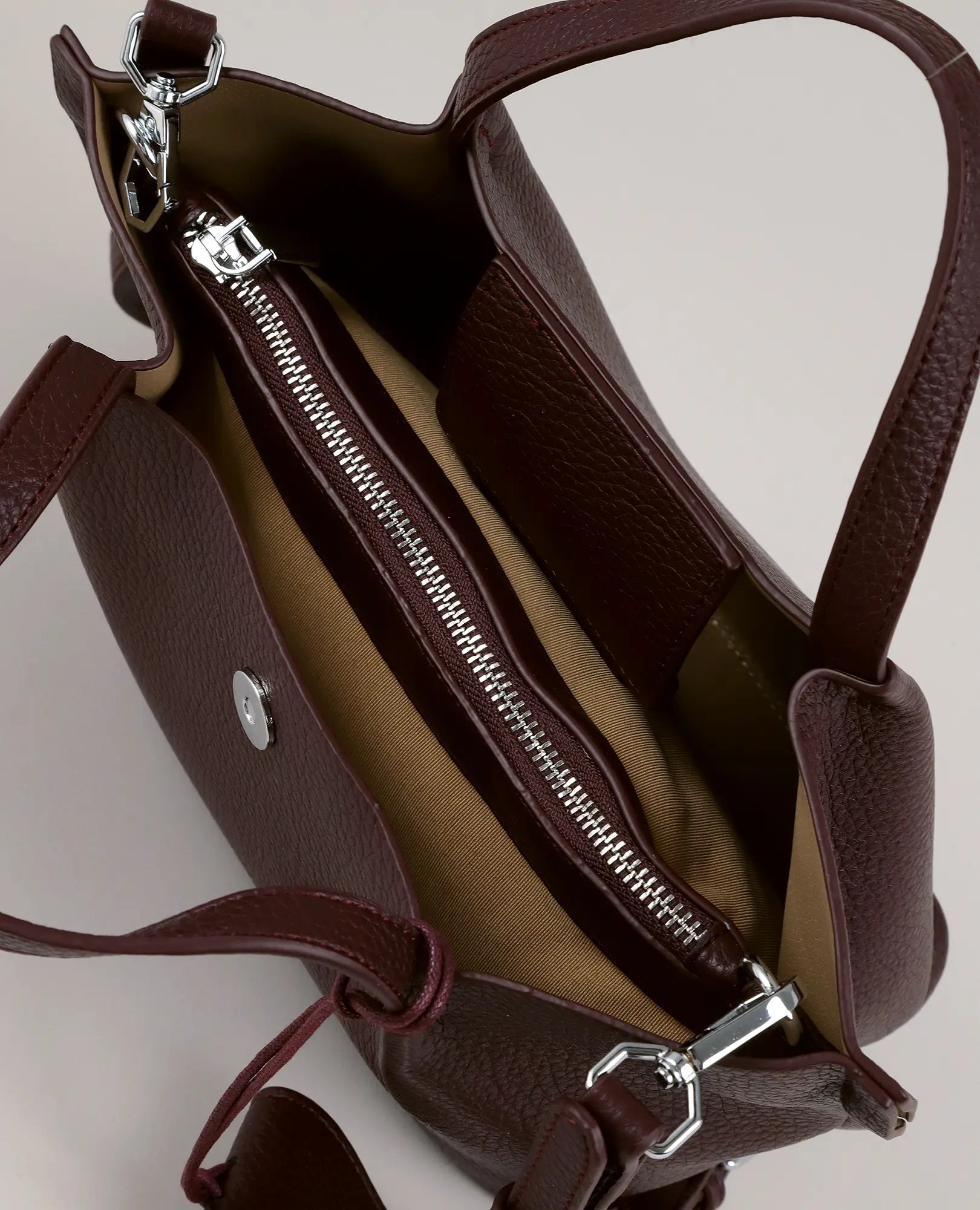 מבט מלמעלה על תיק צד - ויויאן מבית B-Unique Bags, עם רוכסן במרכז ובטנה בצבע חום בהיר.