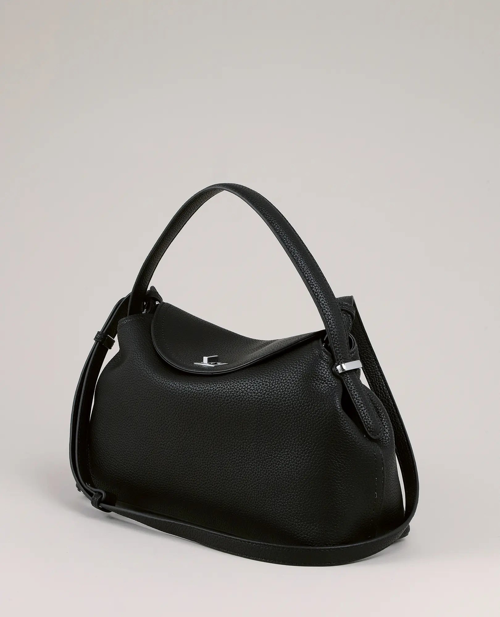 תיק צד עם אבזם ומנעול של B-Unique Bags, דמוי עור שחור עם רצועה מתכווננת ודש מעוגל על רקע חלק.