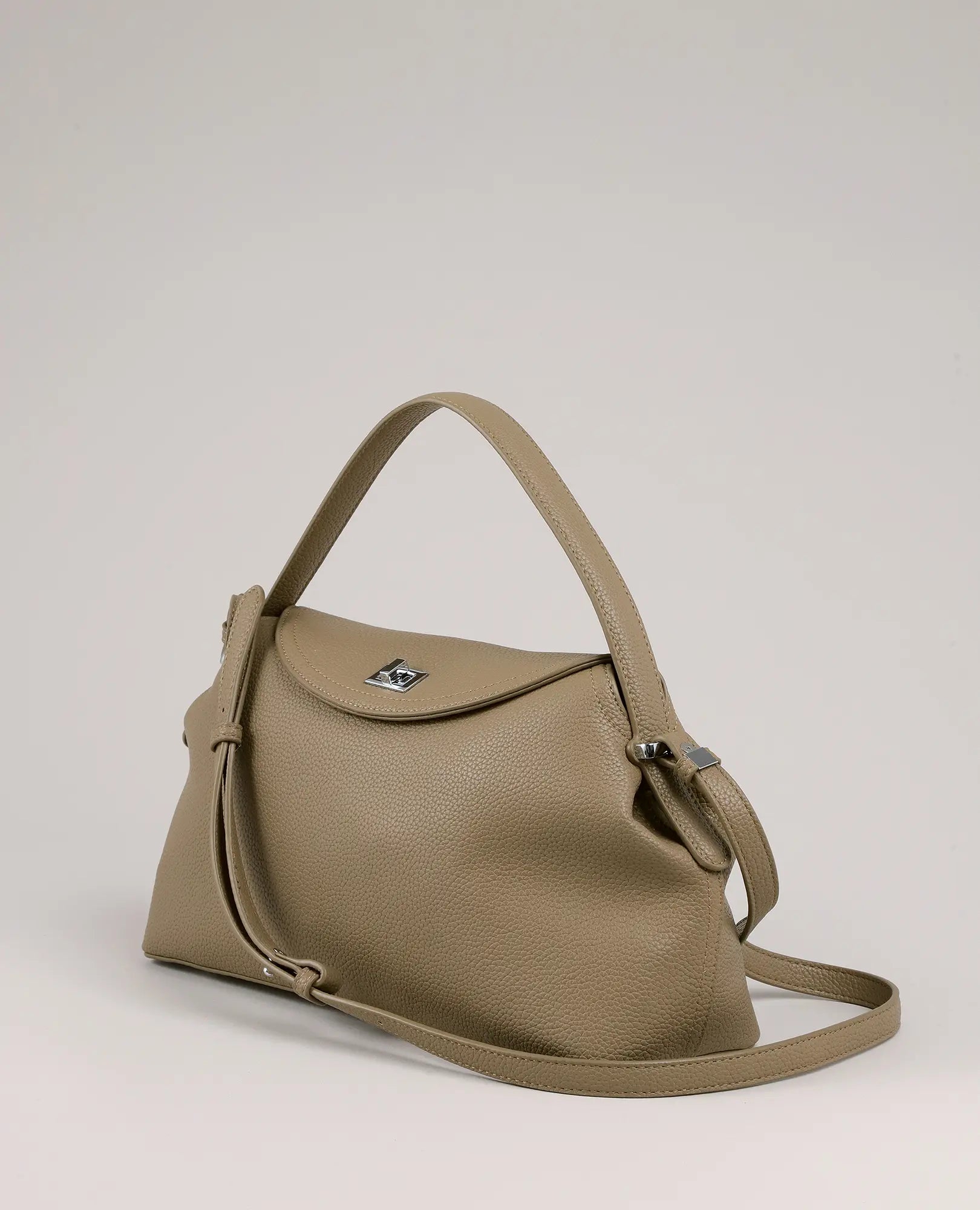 תיק צד עם אבזם ומנעול – דגם "אליה" מבית B-Unique Bags, בעיצוב טופי, עם ידית עליונה ורצועת כתף נשלפת.
