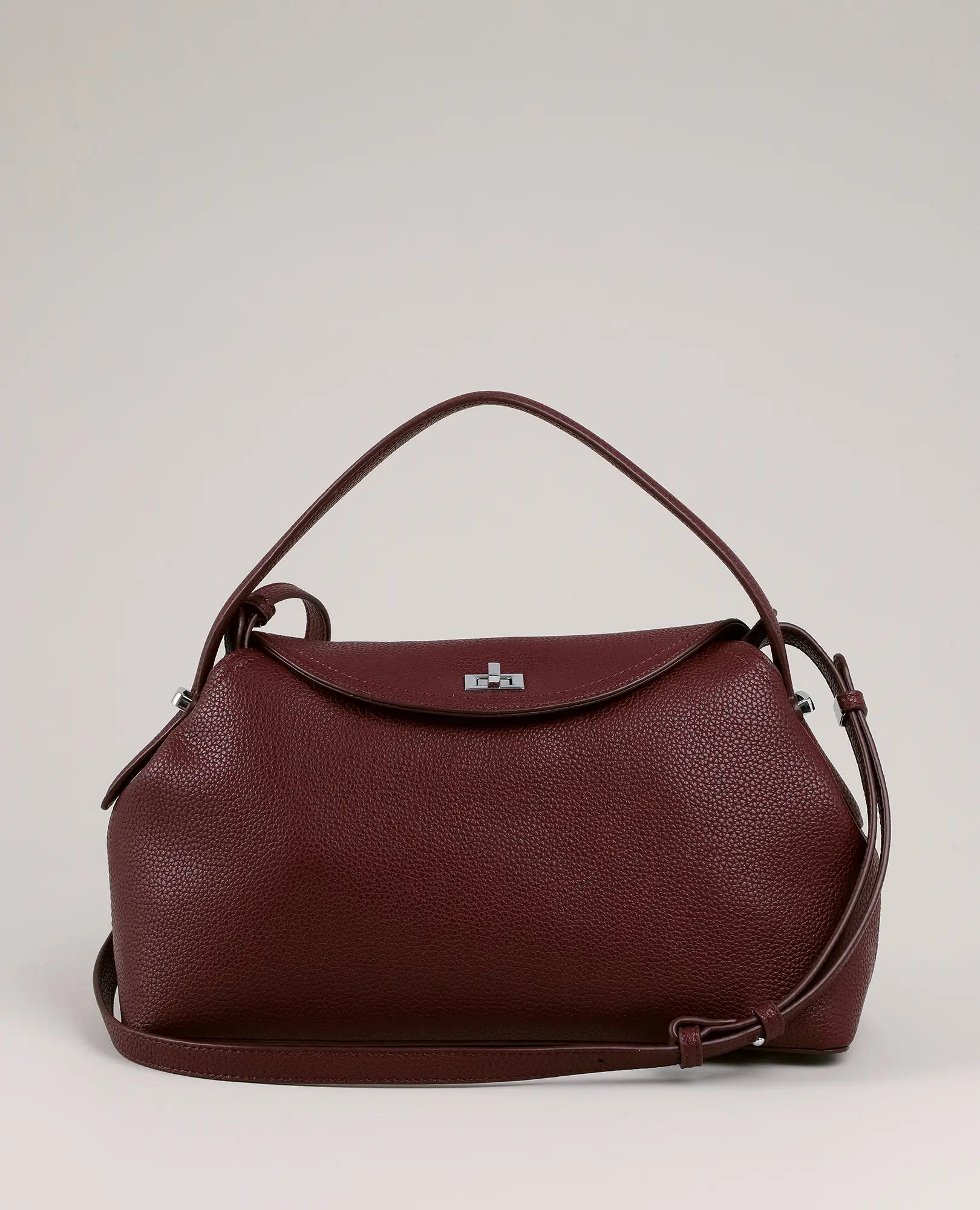 תיק צד עם אבזם ומנעול - דגם "אליה" מבית B-Unique Bags, עם רצועה מתכווננת, ידית עליונה וסגירת דש.
