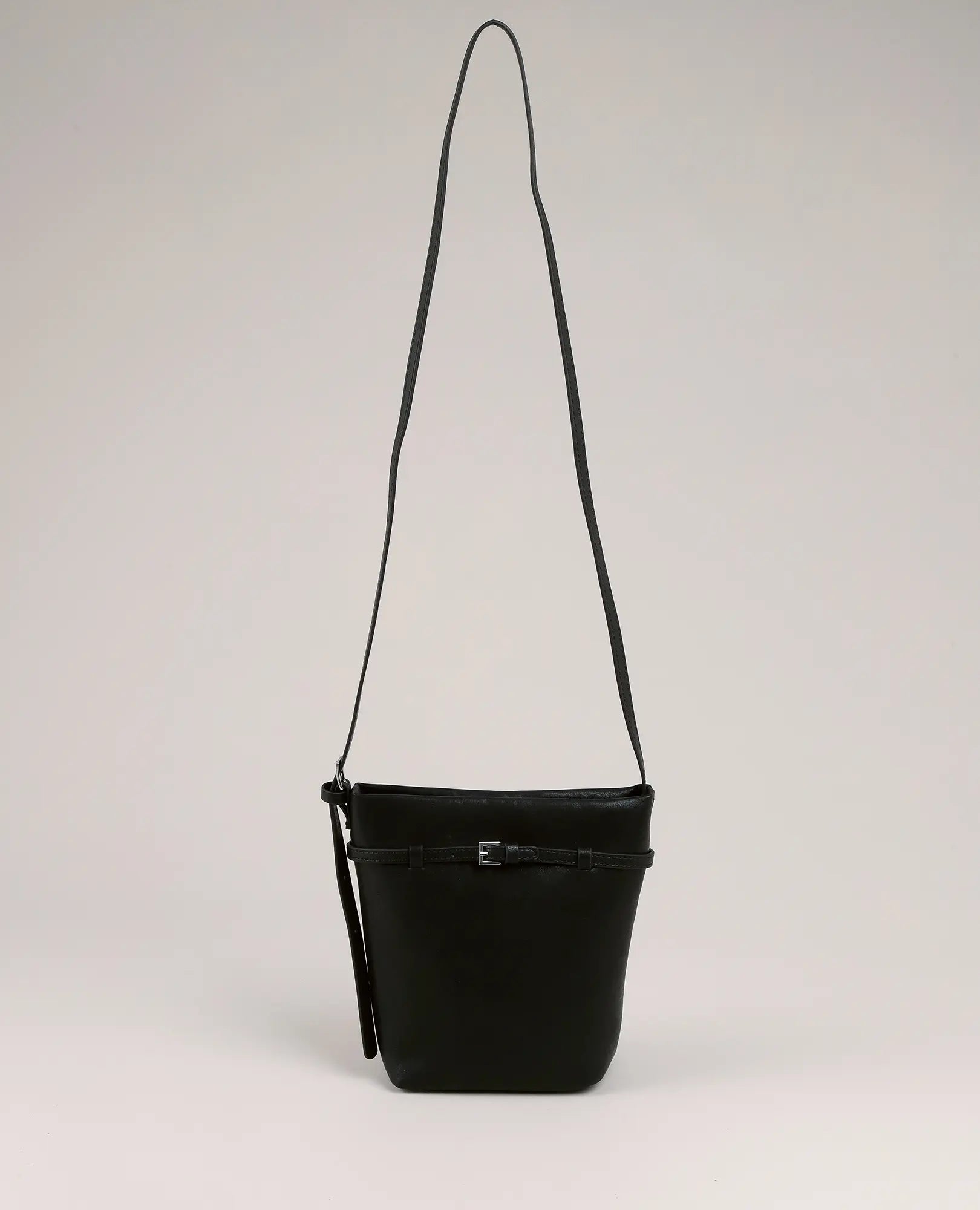 תיק צד - "חן" מבית B-Unique Bags מעור דמוי עור שחור, עם רצועה ארוכה וקישוט פפיון קטן בחזית.