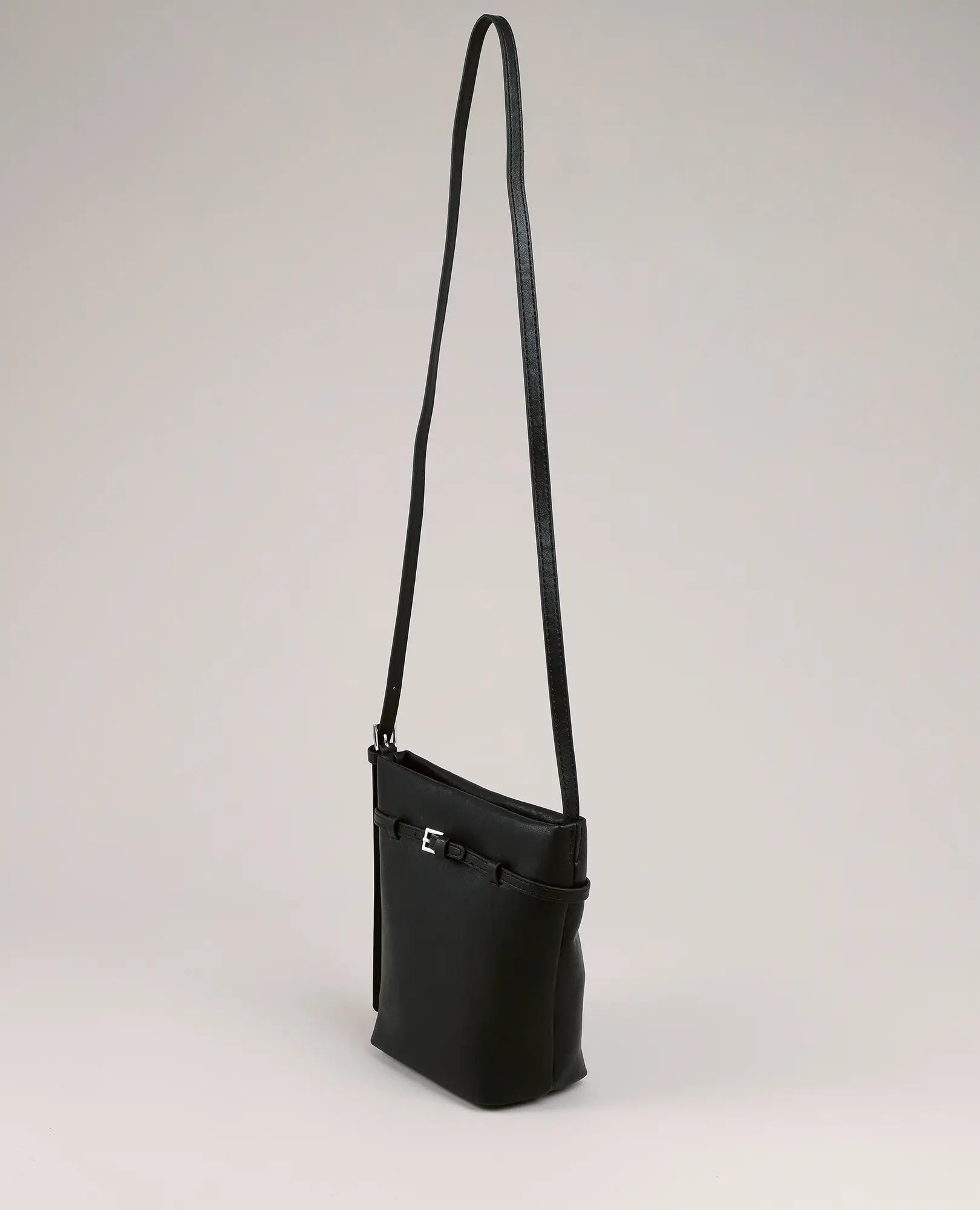 תיק צד - חן מבית B-Unique Bags, תיק קטן דמוי עור בצבע שחור עם רצועה ארוכה ואבזם קדמי על רקע בהיר.