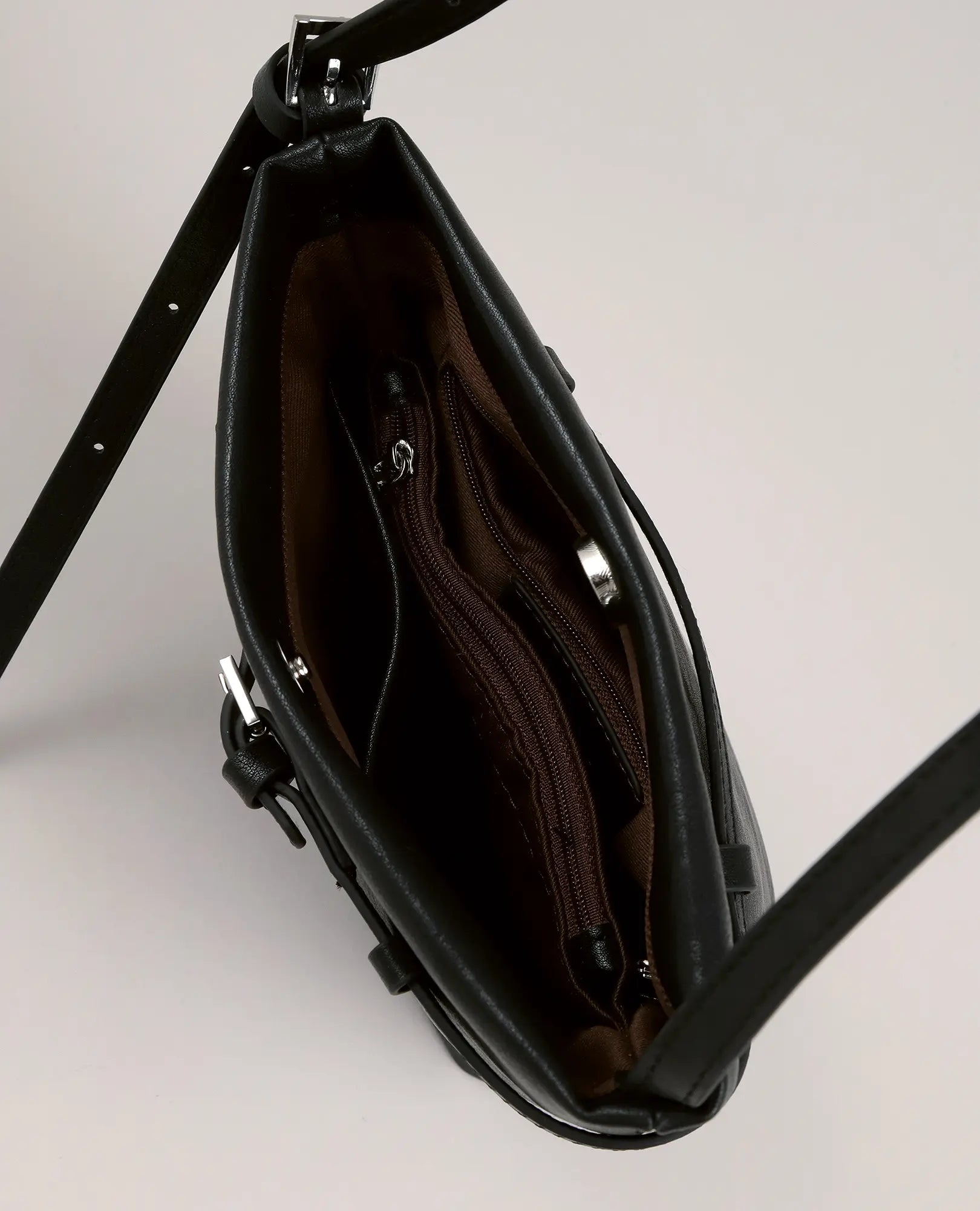 תיק צד - "חן" מבית B-Unique Bags, דמוי עור שחור עם ריפוד חום, תאים פנימיים ורצועה מתכווננת.