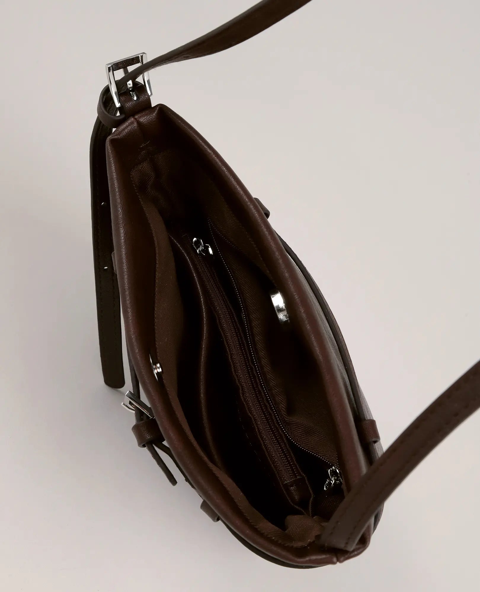 תיק צד דגם "חן" של B-Unique Bags, מעור דמוי עור חום, עם רוכסן ותאים מרווחים, מוצג פתוח במבט מלמעלה.