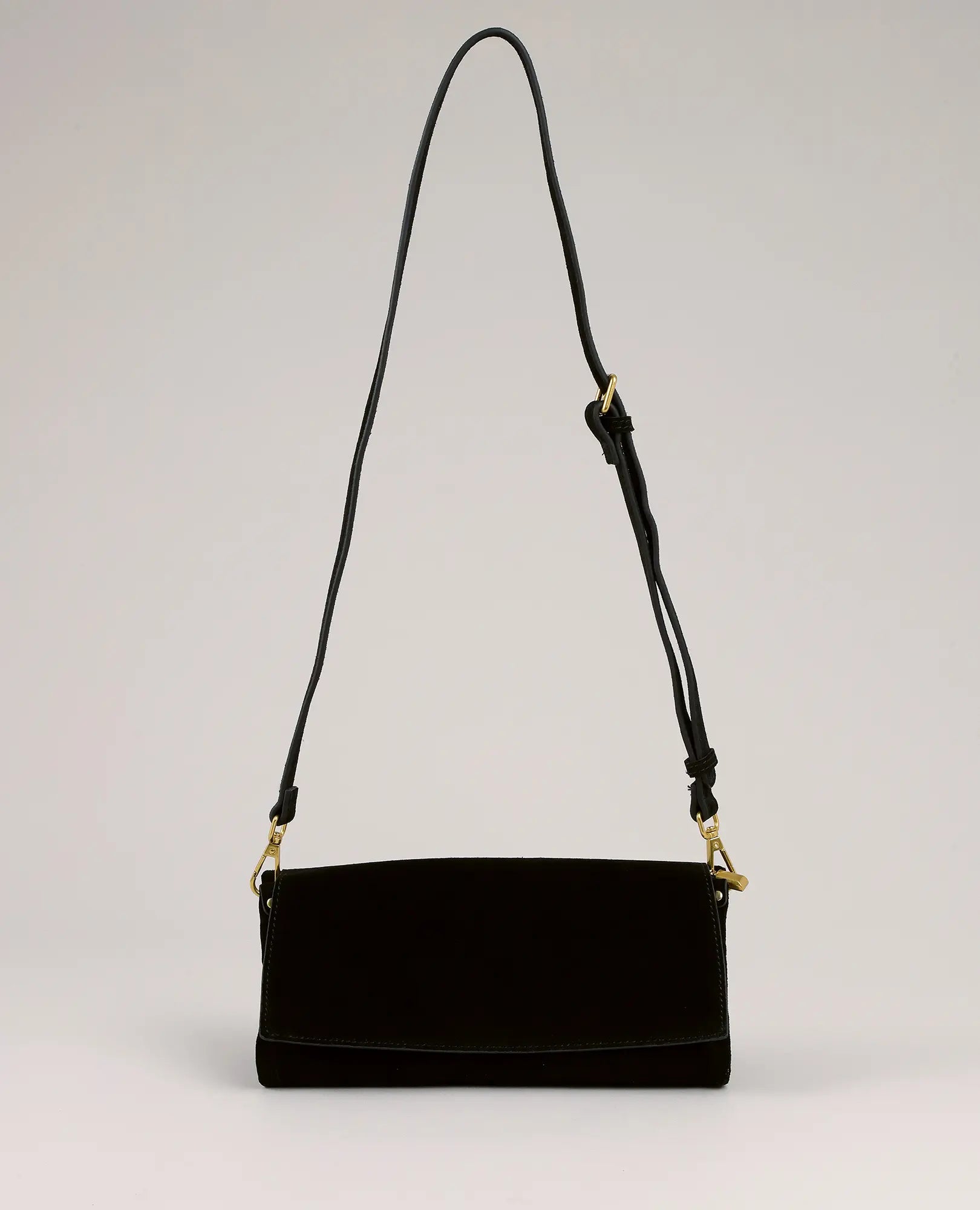 תיק צד מעור - "נילי" מבית B-Unique Bags, בצבע שחור עם רצועה מתכווננת וקישוטי זהב בעיצוב יוקרתי ואלגנטי.