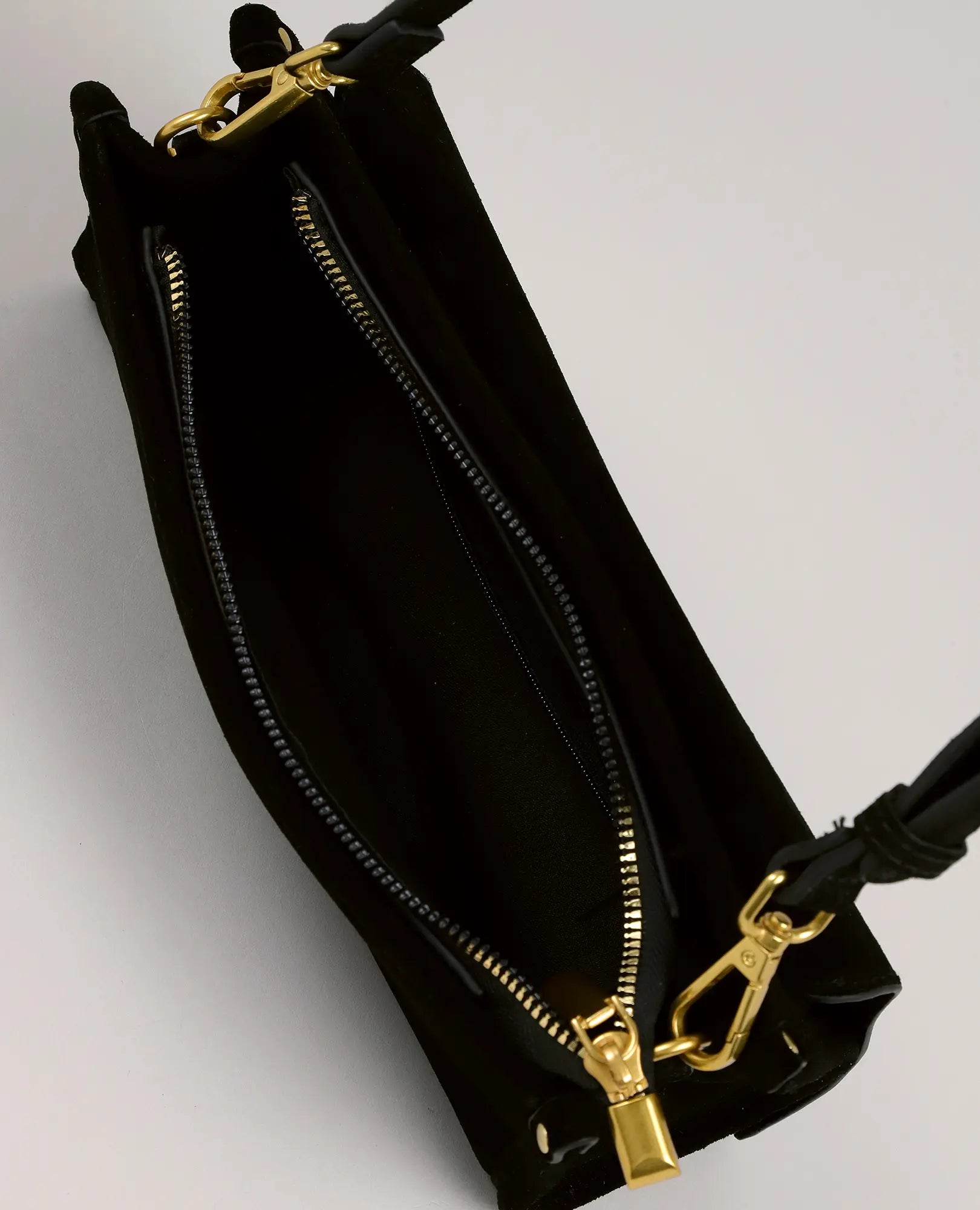 תיק צד מעור - נילי מבית B-Unique Bags, מצולם מלמעלה, מציג את החלק הפנימי הפתוח ואת רוכסן הזהב.