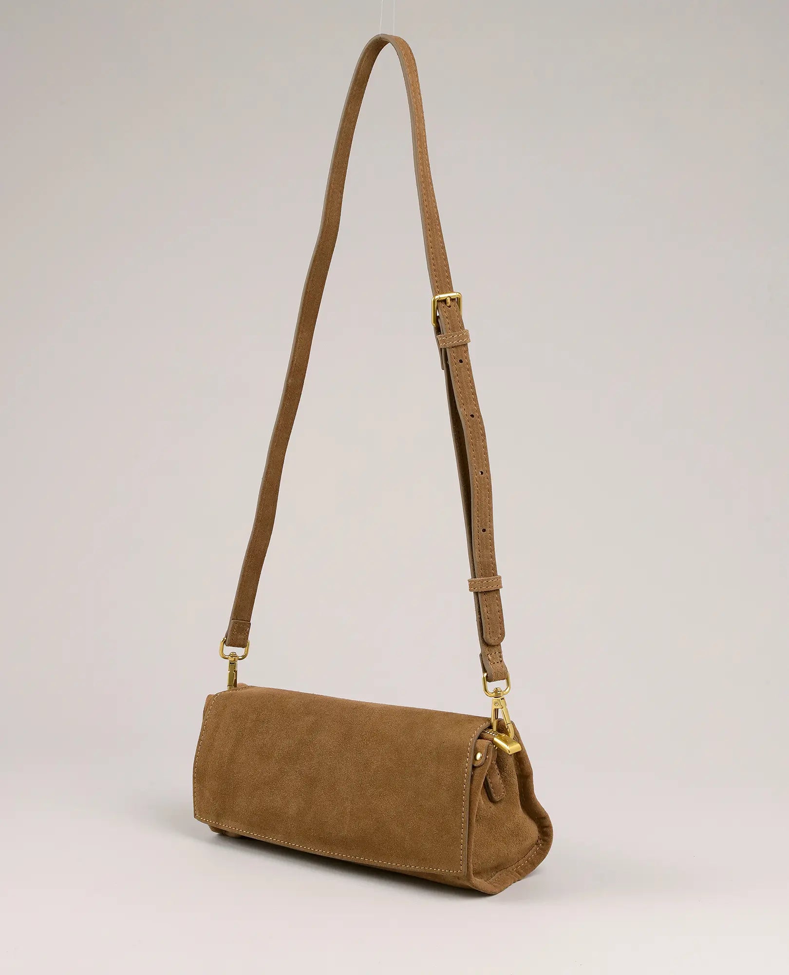 תיק צד מעור - נילי מבית B-Unique Bags בגוון טאן, עם רצועה מתכווננת ואביזרי מתכת מוזהבים למראה יוקרתי ועכשווי.