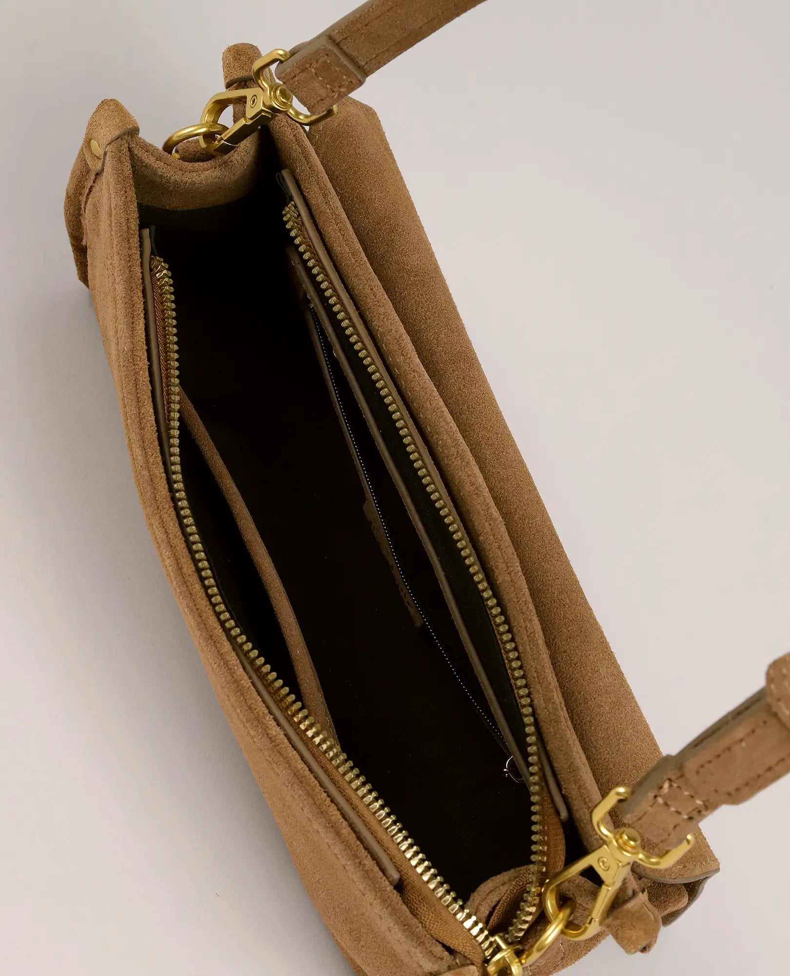 תיק צד מעור של B-Unique Bags – דגם "נילי" מעור זמש בגוון חום בהיר, עם רוכסן זהוב, בטנה חומה וכיסים פנימיים, כפי שנראה בזווית מלמעלה.