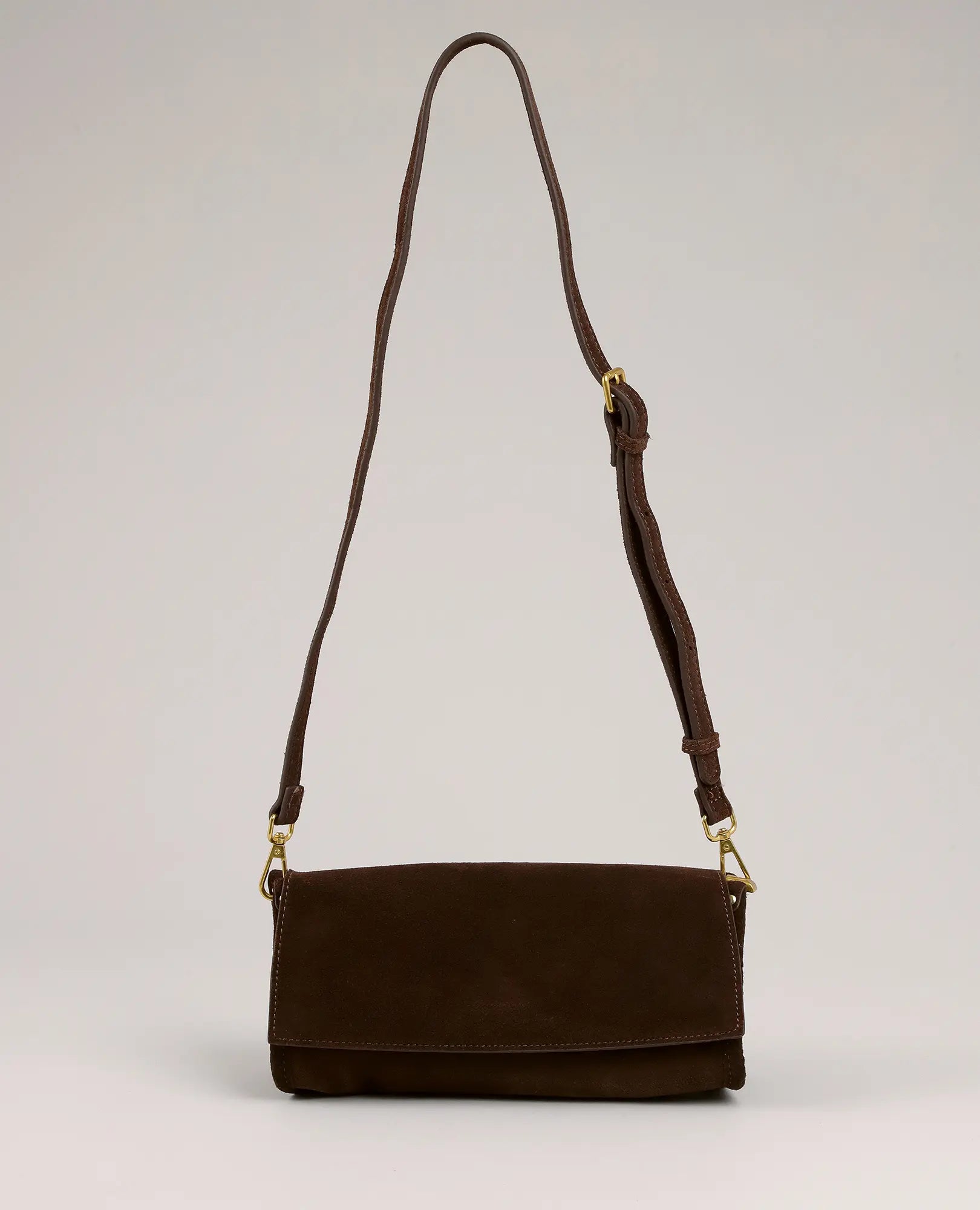 תיק צד מעור נילי מבית B-Unique Bags עם רצועת נשיאה ורצועה מתכווננת, מוצג על רקע בהיר ונקי.