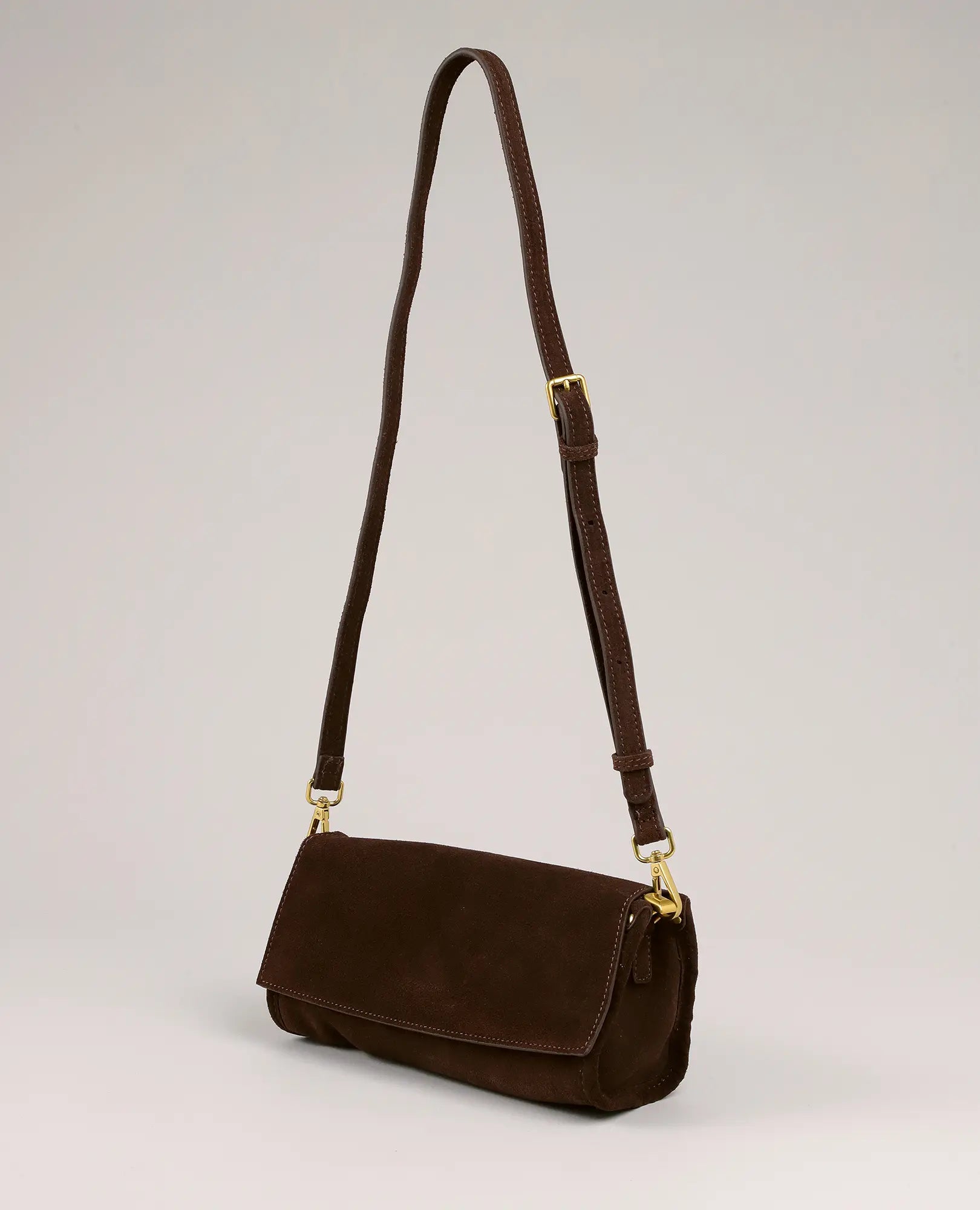 תיק צד מעור - נילי מבית B-Unique Bags עם אבזמים מוזהבים ורצועה מתכווננת, מוצג על רקע בהיר.