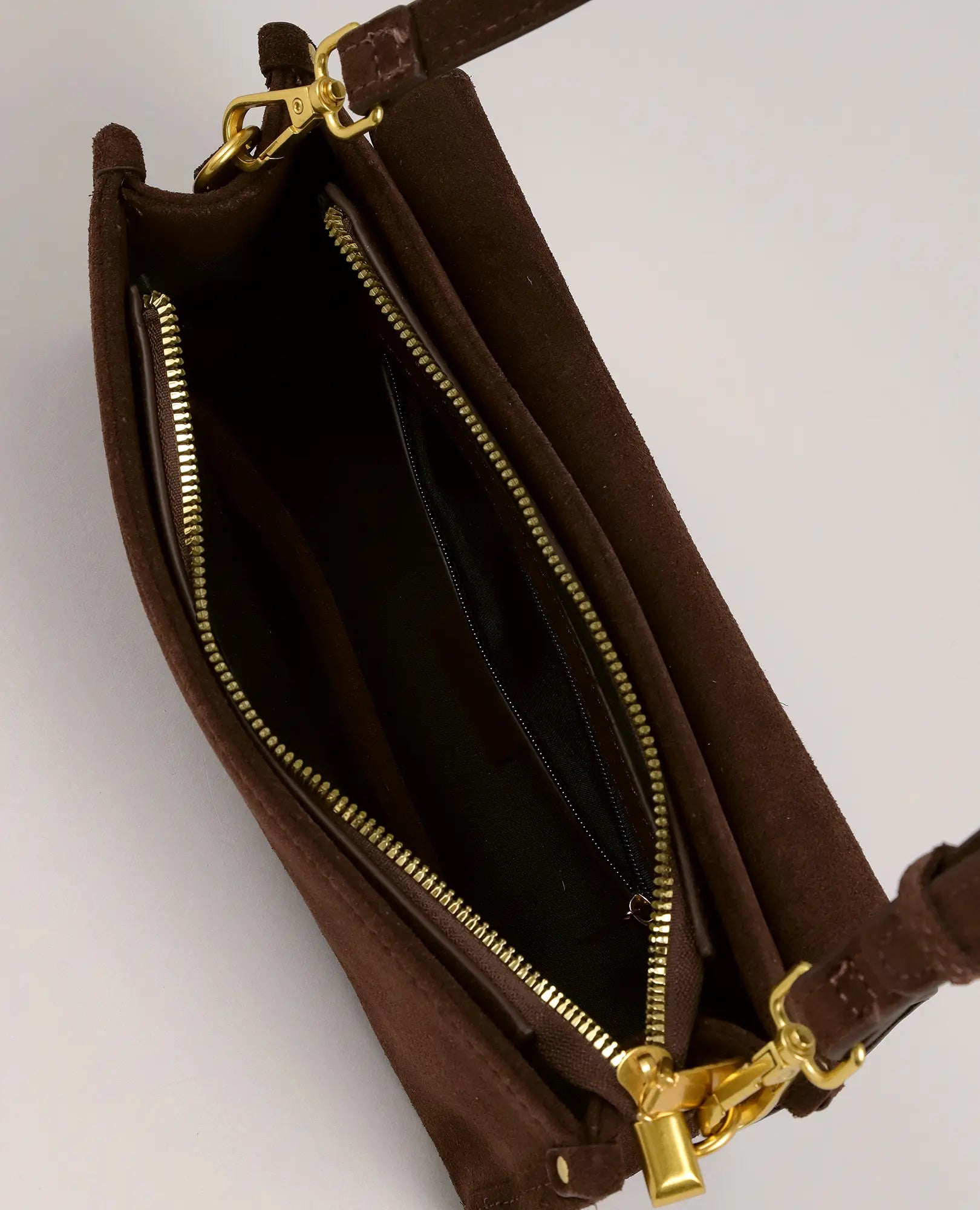 תיק צד מעור של B-Unique Bags בצבע נילי, עם אביזרי מתכת מוזהבים, בטנה שחורה וכיס פנימי.