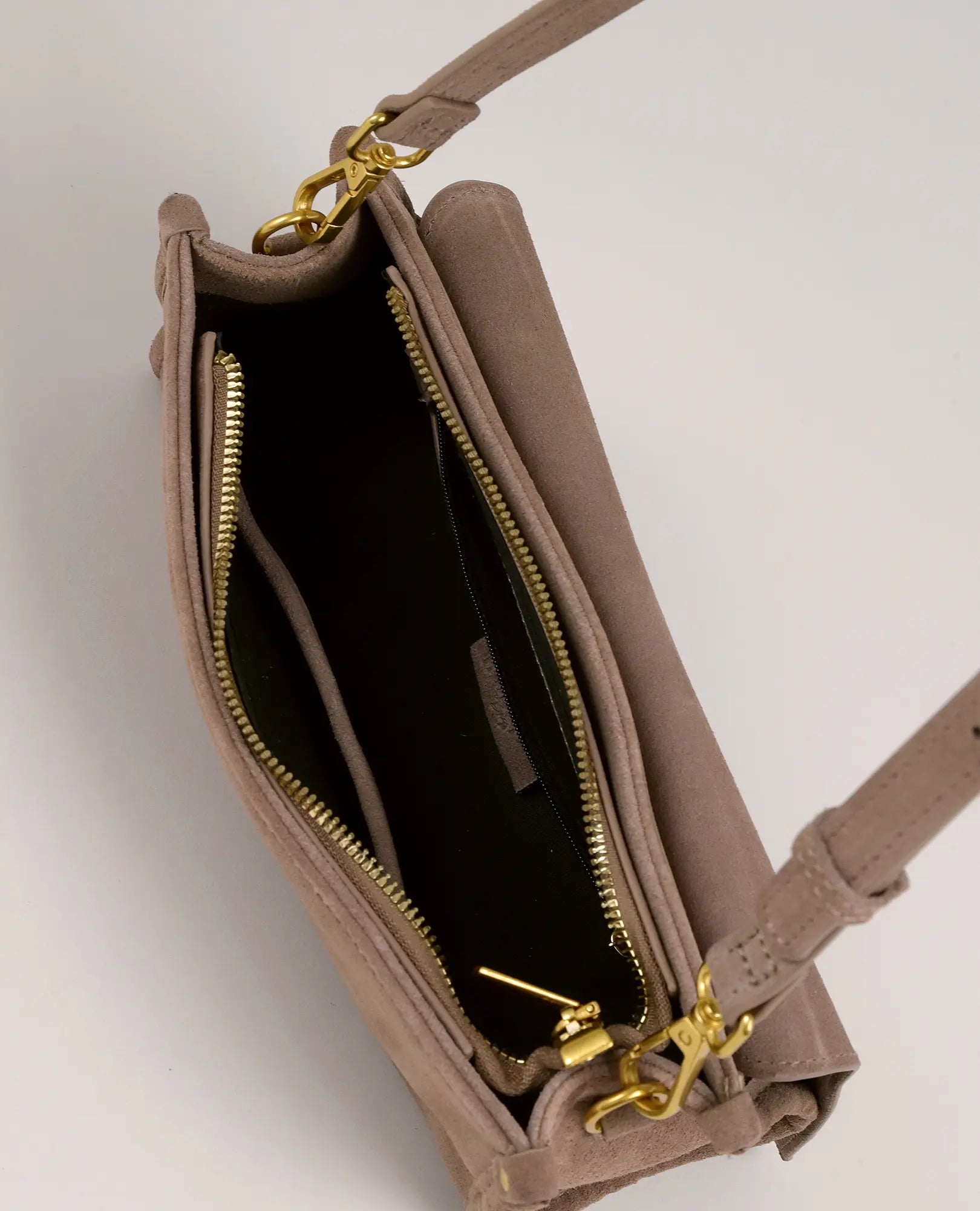 מבט מלמעלה על תיק הצד מעור "נילי" של B-Unique Bags, עם אביזרי מתכת מוזהבים וחלל פנימי מרווח עם בטנה שחורה.