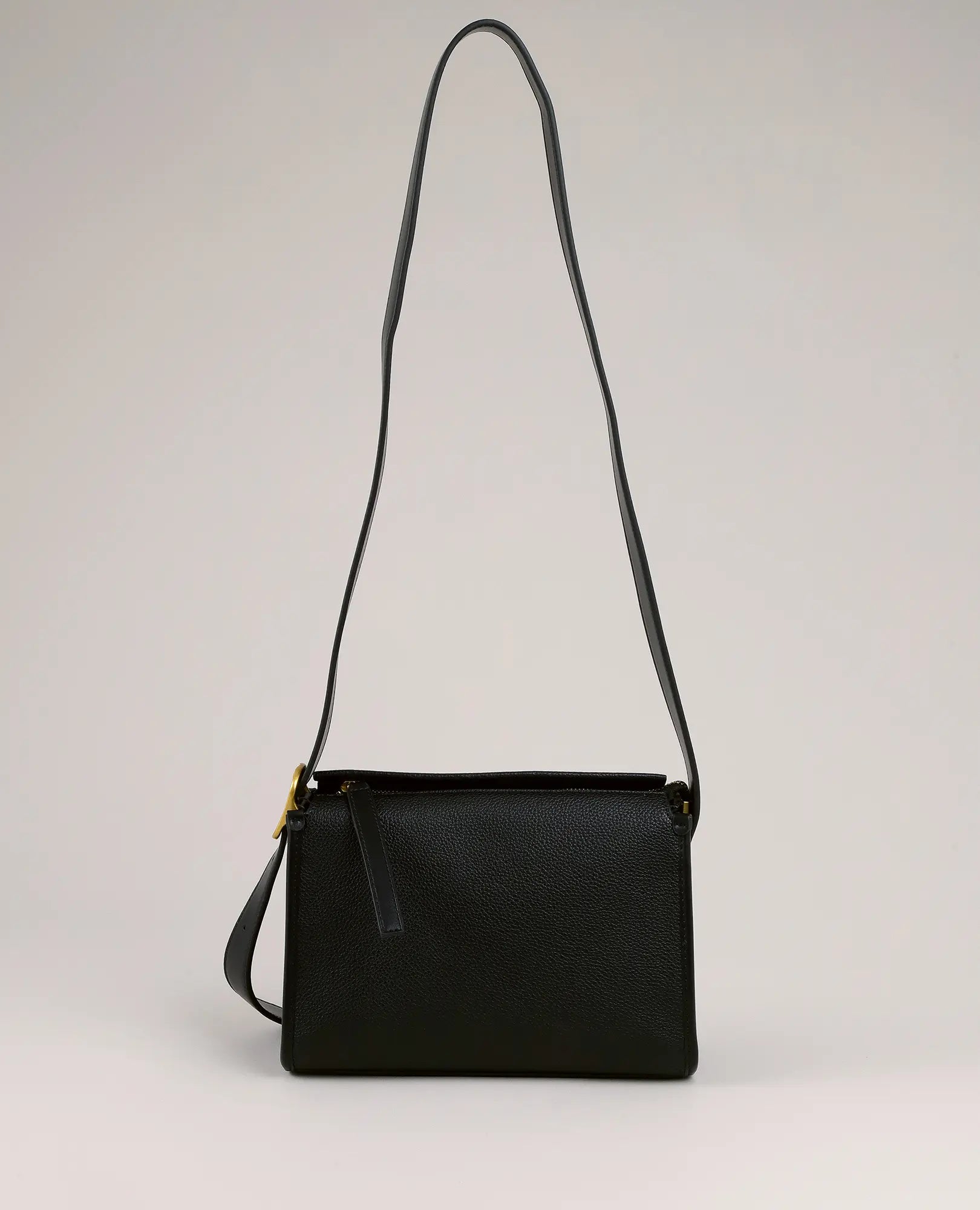 תיק צד קלאסי עם אבזם צד מבית B-Unique Bags, מעור שחור עם אבזם זהב. שלבו אותו עם נעליים אופנתיות ליצירת מראה מיוחד.