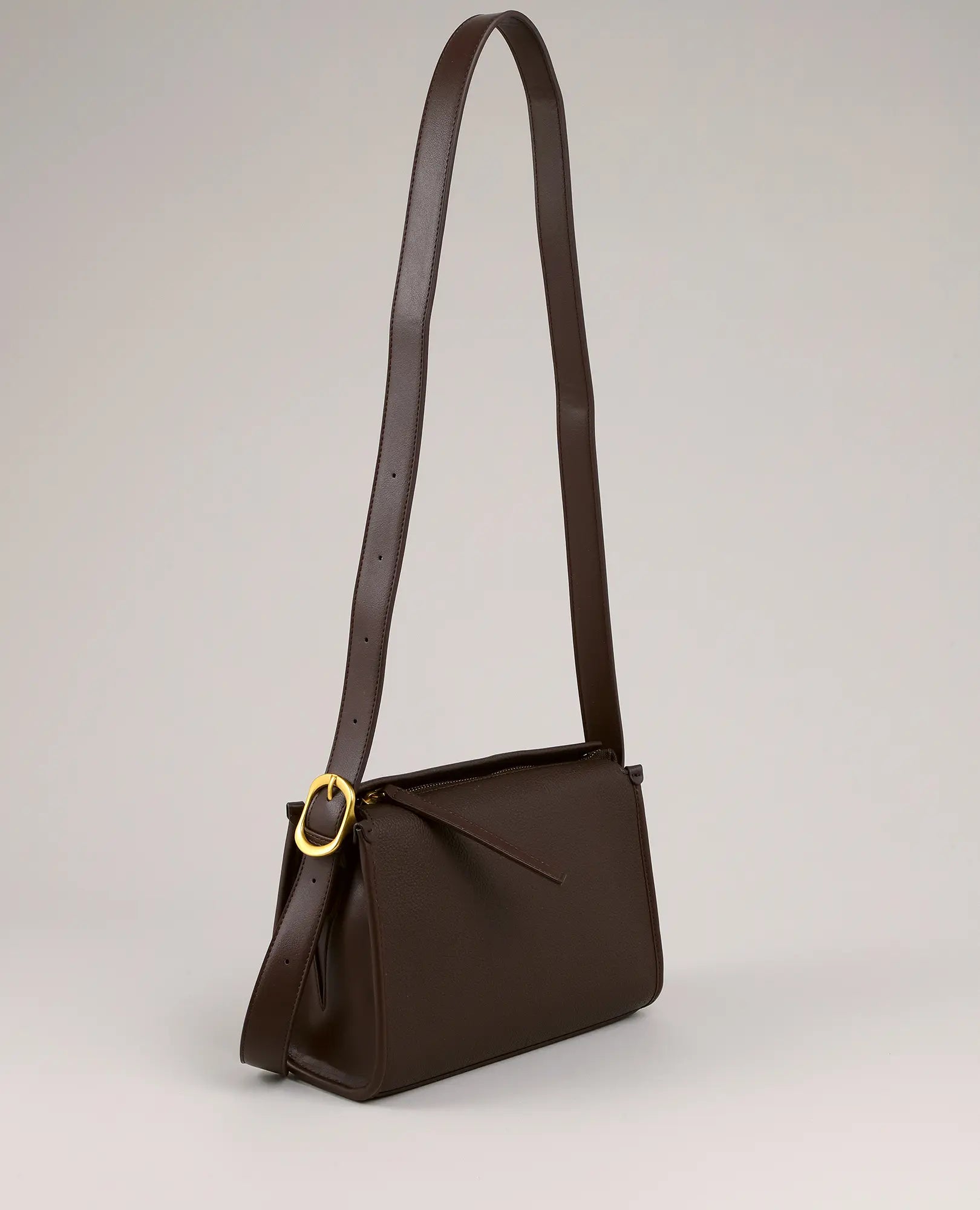 תיק צד קלאסי - יסמין מבית B-Unique Bags, דמוי עור חום עם אבזם זהב ורצועה מתכווננת על רקע בהיר.