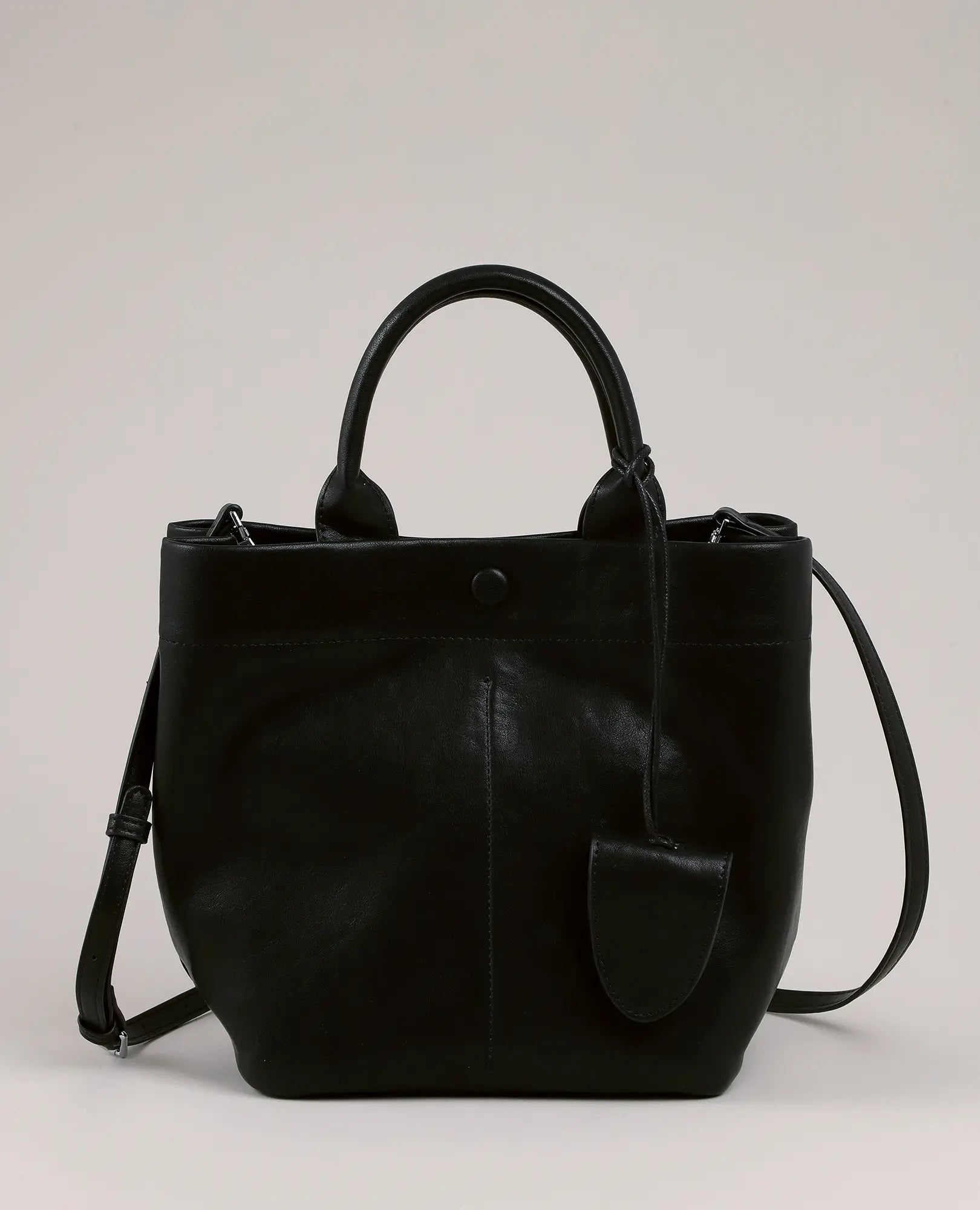 תיק צד כפלים-דניאלה מבית B-Unique Bags בעיצוב דמוי עור שחור עם ידיות עליונות ורצועת כתף, מוצג על רקע בהיר.