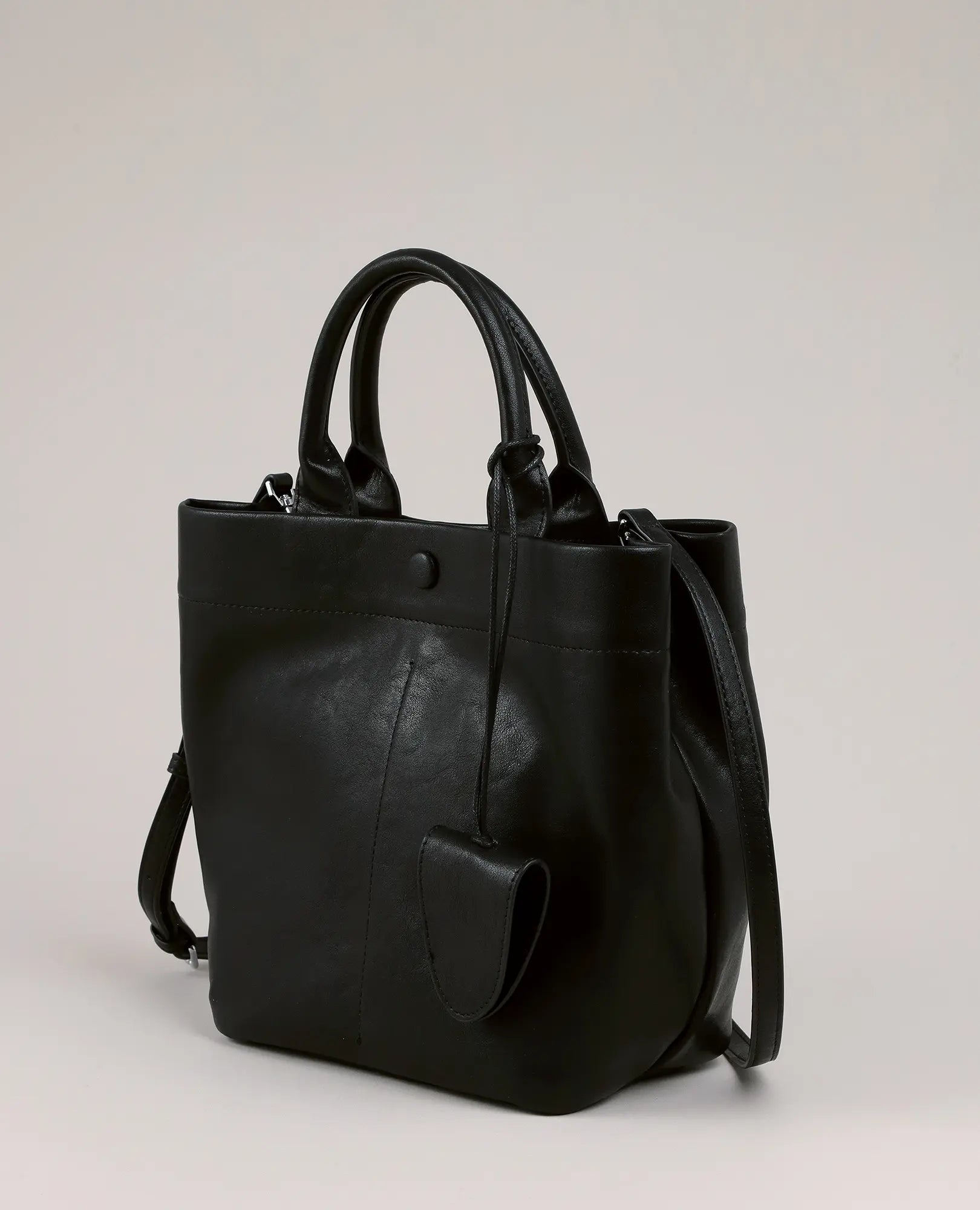 B-Unique Bags תיק צד כפלים - דניאלה בשחור דמוי עור עם שתי ידיות, רצועת כתף ותיק קטן.