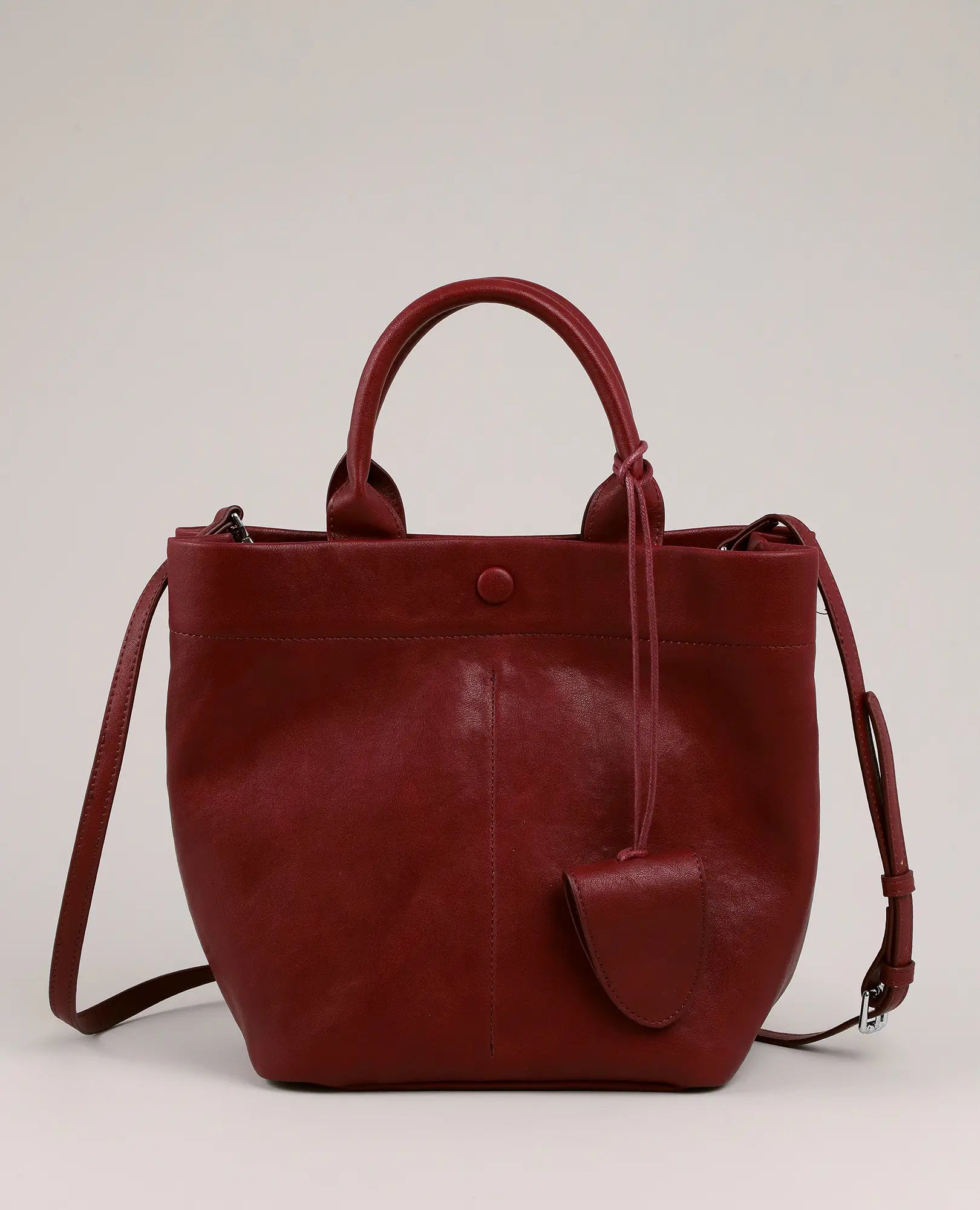 תיק צד כפול - דניאלה מבית B-Unique Bags, מעור סינתטי בצבע בורדו, עם רצועת כתף ותיק צד קטן, מוצג על רקע ניטרלי.