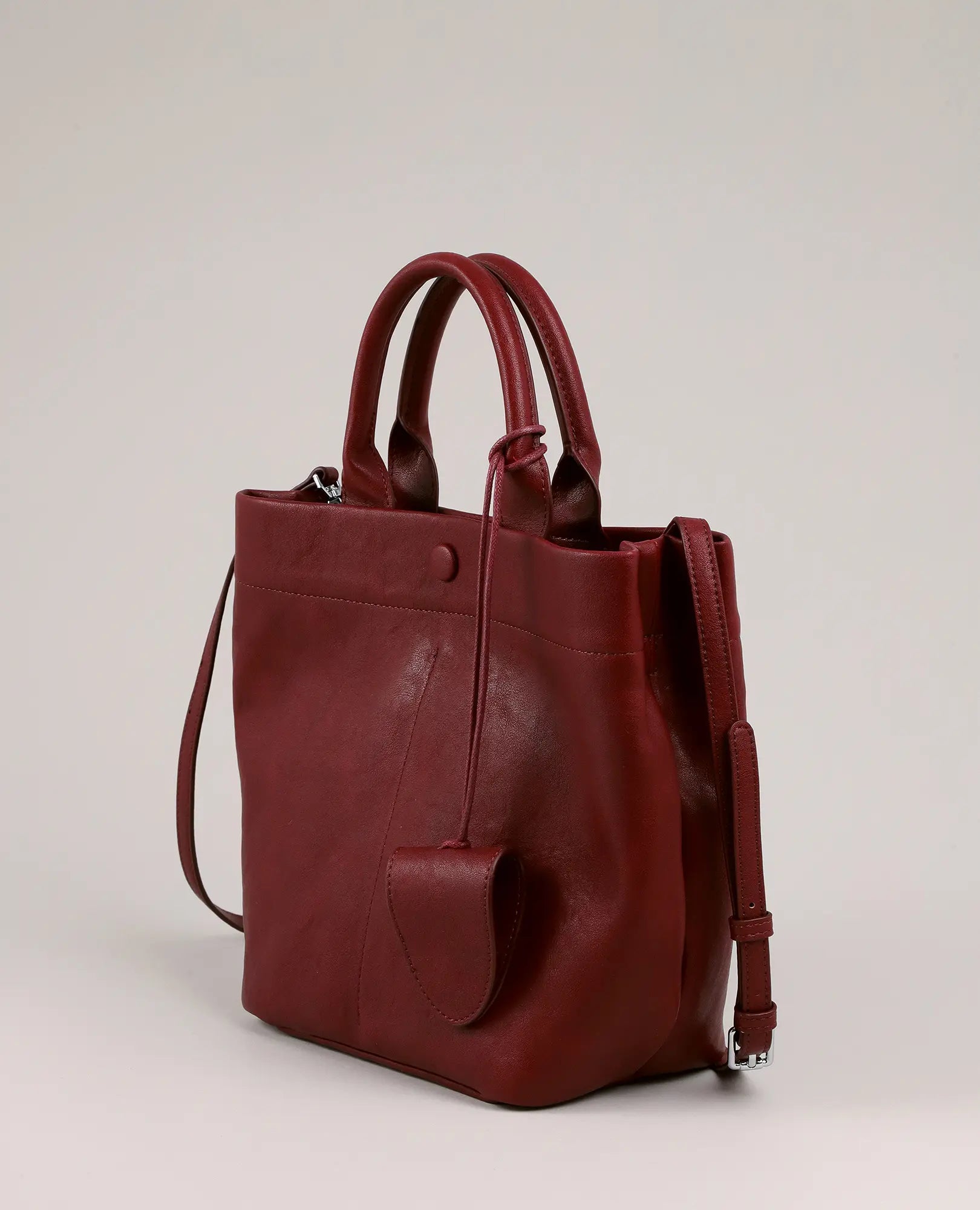 תיק צד כפלים-דניאלה מבית B-Unique Bags, בעיצוב דמוי עור בצבע חום, עם ידית עליונה, כיס קדמי ורצועה נשלפת.