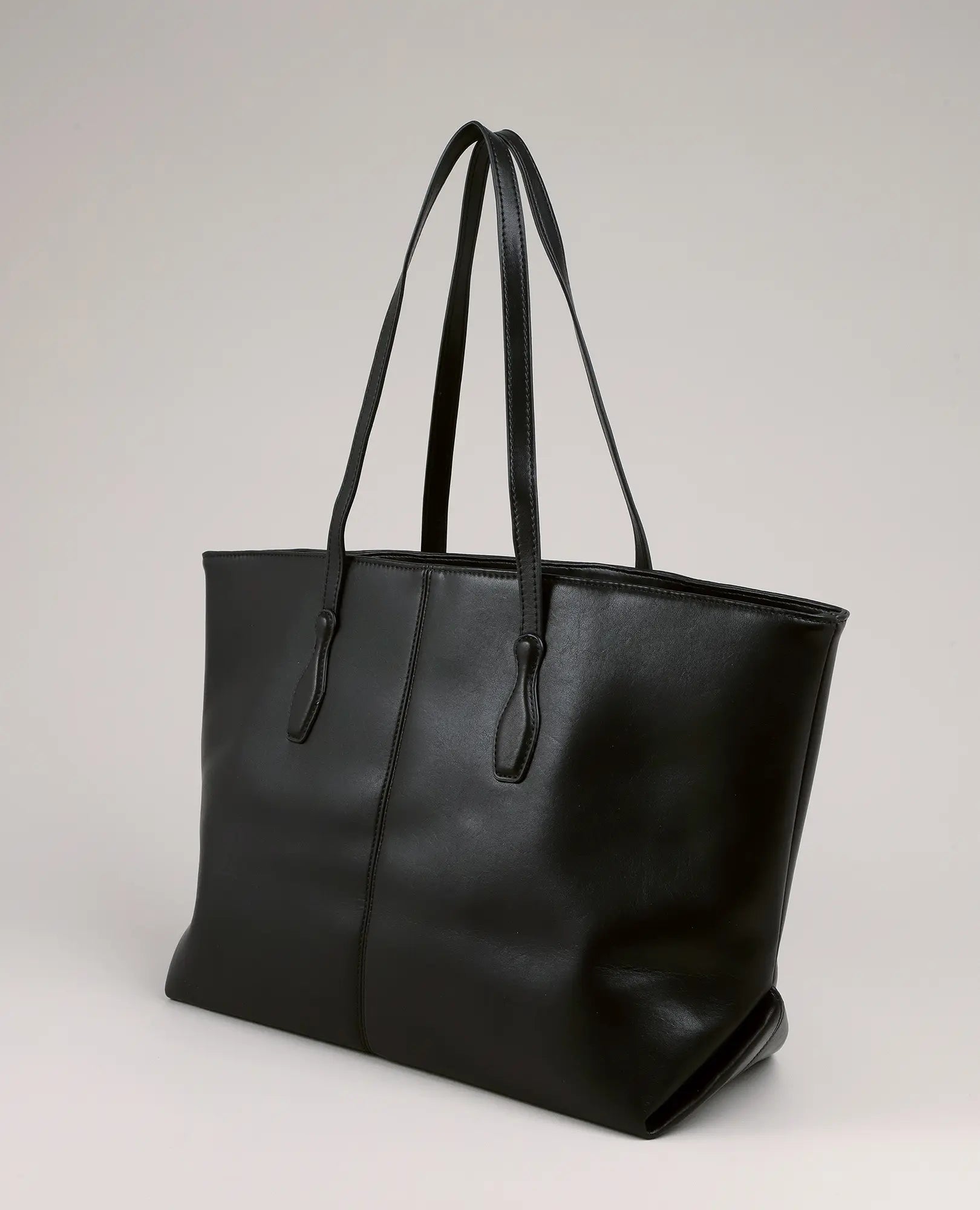 תיק צד גדול בצבע שקד מבית B-Unique Bags, דמוי עור עם שתי ידיות, מוצג על רקע בהיר.