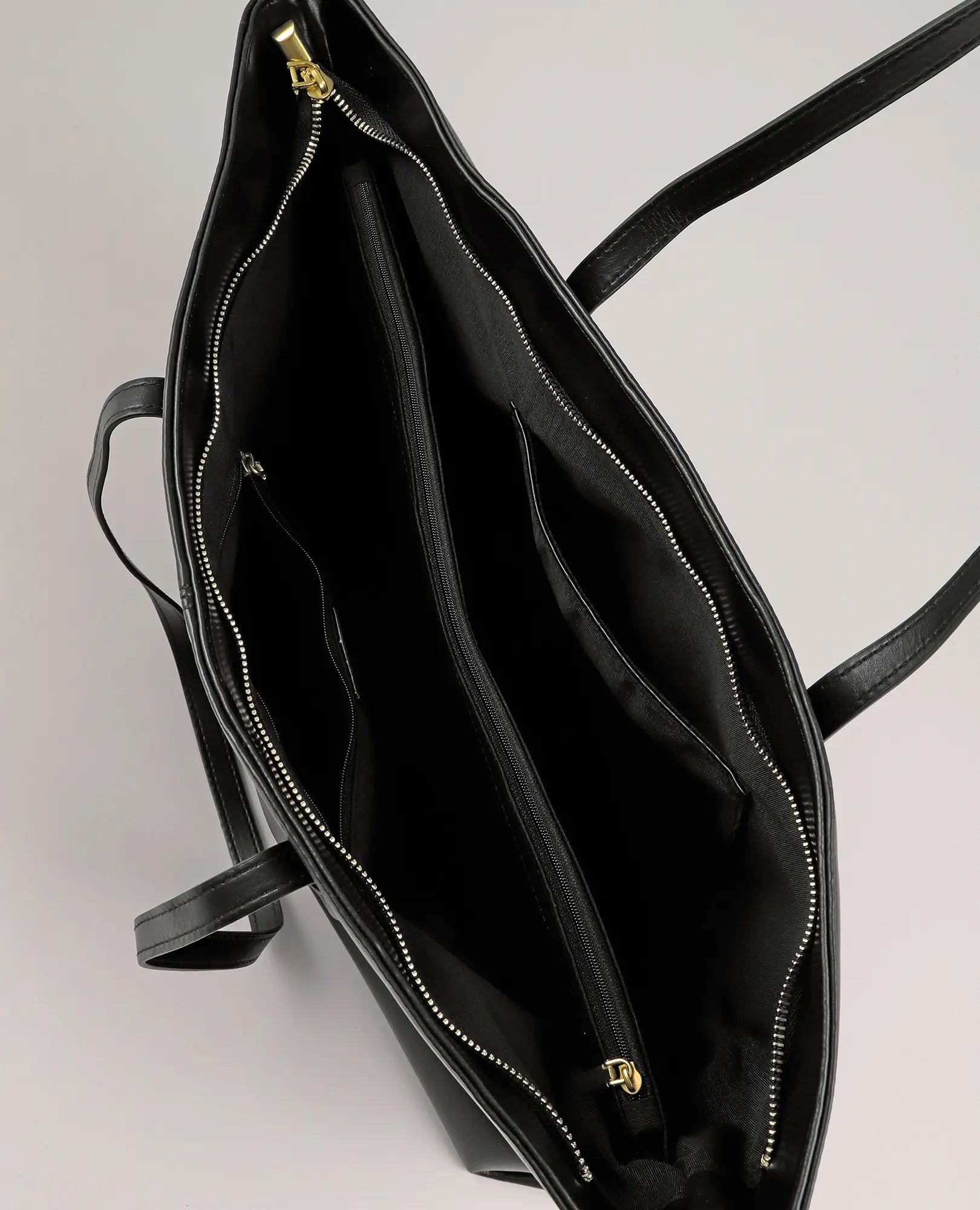 תיק צד גדול בצבע שקד מבית B-Unique Bags, דמוי עור שחור עם 3 תאים ורוכסנים מוזהבים, מוצג על רקע בהיר.