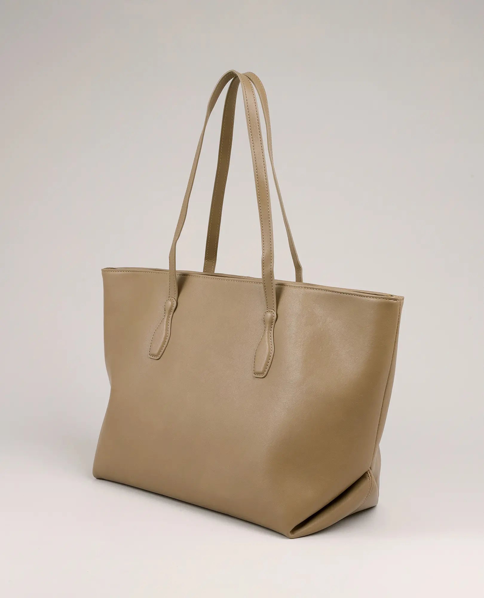 תיק צד גדול בצבע חאקי מבית B-Unique Bags, עם שתי רצועות כתף, מוצג על רקע בהיר ונקי.
