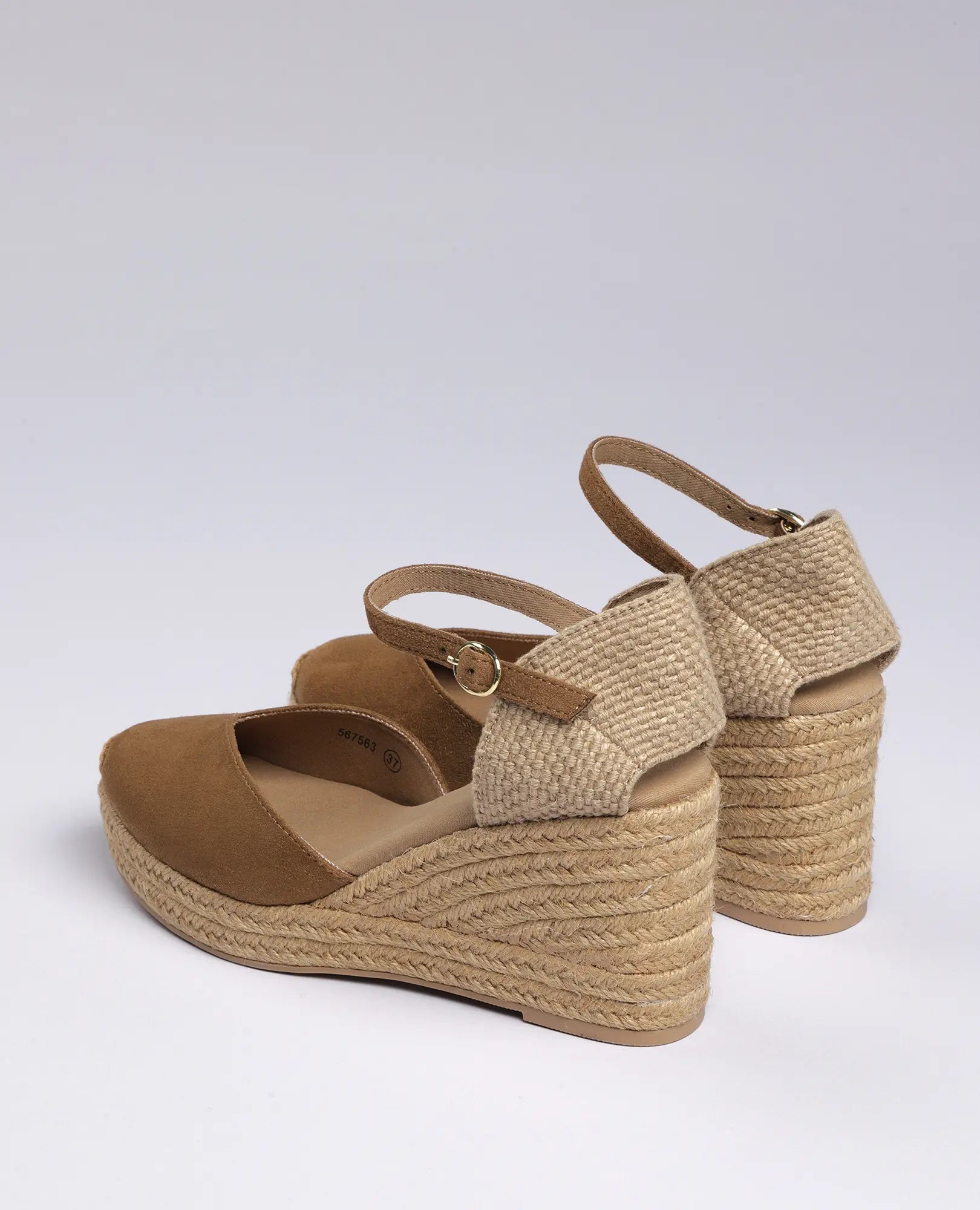 נעלי פלטפורמה - דגם "כרם" של B-Unique, מעור דמוי עור טבעוני בצבע חום, עם רצועת קרסול וסוליה קלועה, מוצגות על רקע חלק.