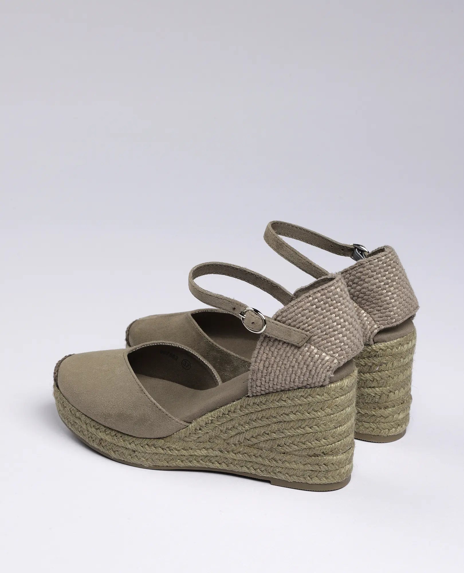 נעלי פלטפורמה-כרם של B-Unique VEGAN מעור דמוי עור בז', עם רצועת קרסול, עקב קלוע וחרטום סגור.