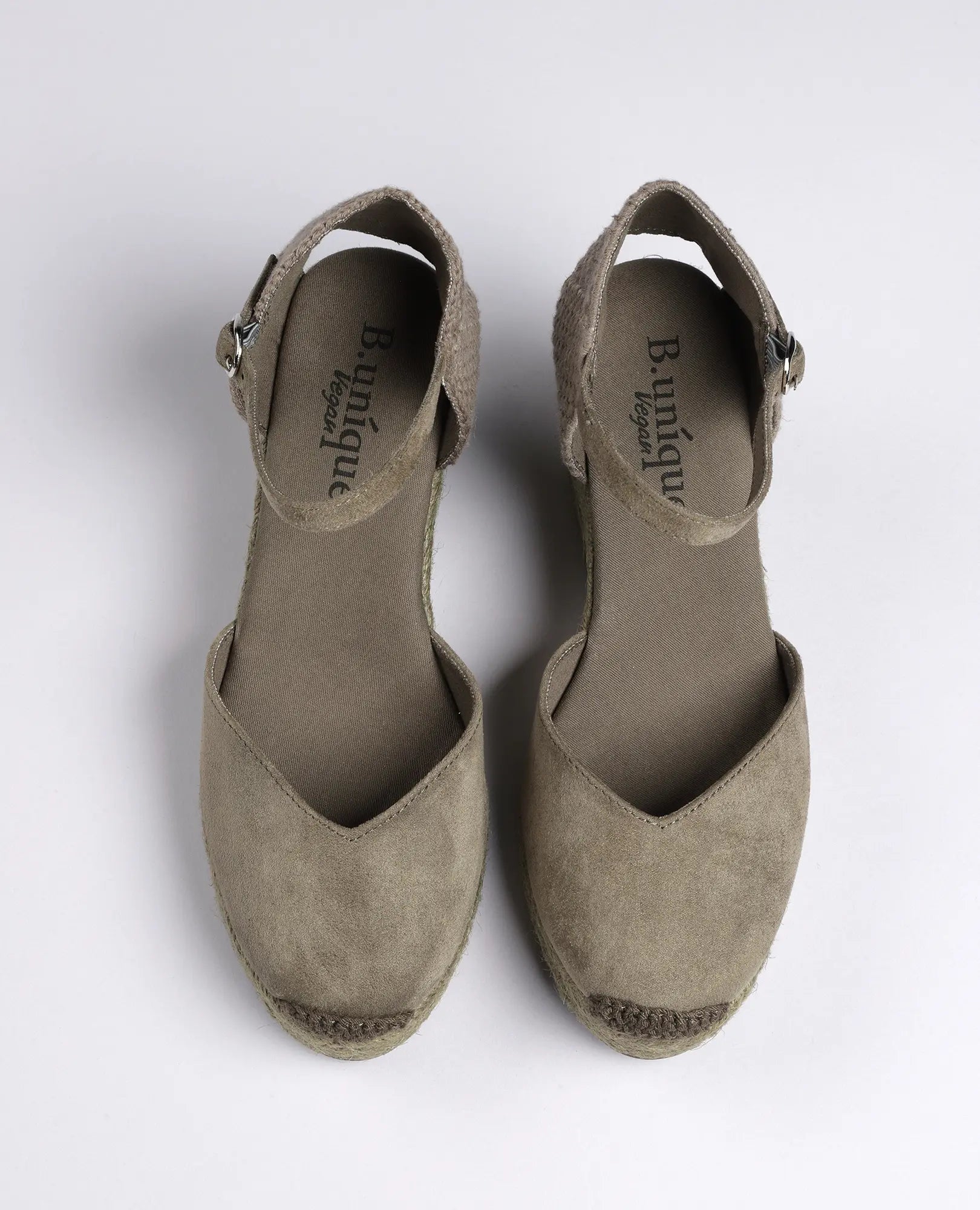 זוג נעלי פלטפורמה - כרם מבית B-Unique VEGAN, בצבע טאופ דמוי עור, עם אצבעות חשופות, רצועת קרסול ועקבים סגורים.