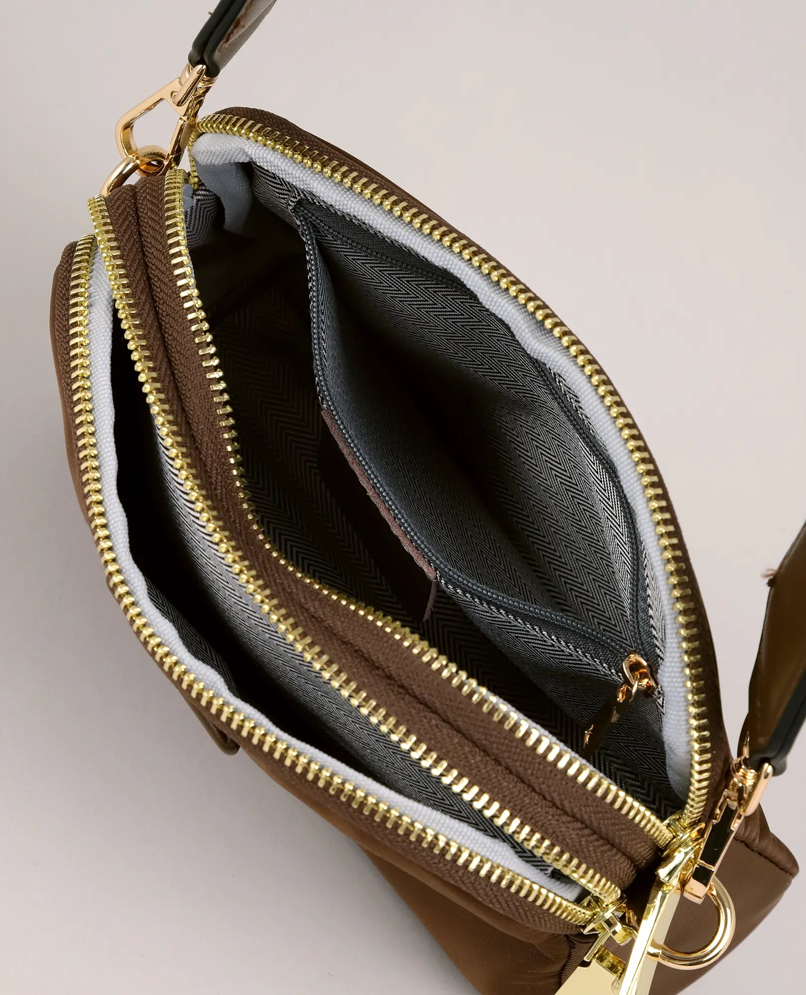 B-Unique Bags תיק צד - ויקטוריה: תיק צד חום עם רוכסנים מוזהבים, תאים מרובים וריפוד פנימי בדוגמה אפורה.