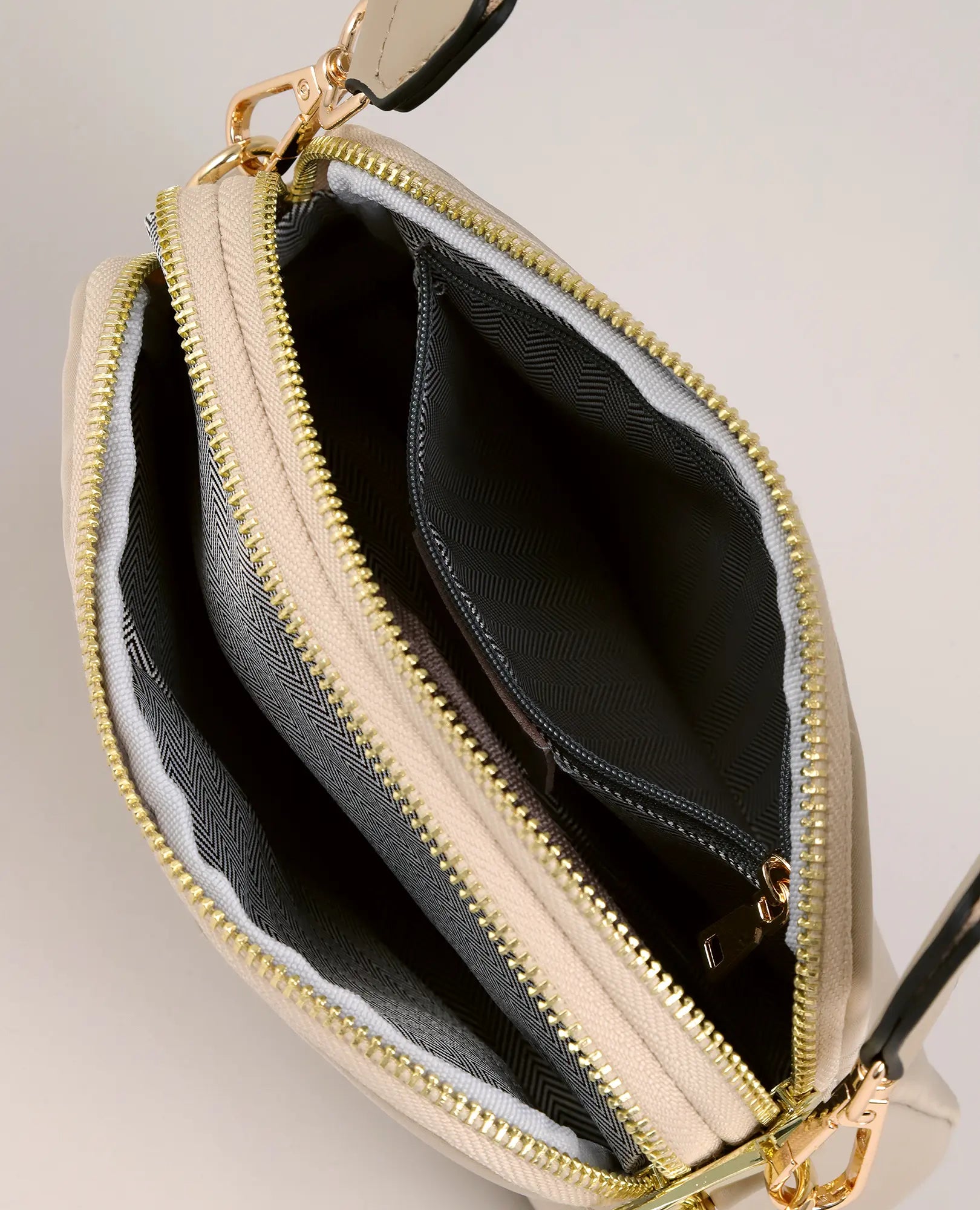 תיק צד בצבע בז' - ויקטוריה מבית B-Unique Bags עם רוכסנים מוזהבים, תאים מרופדים, פנים שחור ורצועה מתכווננת.