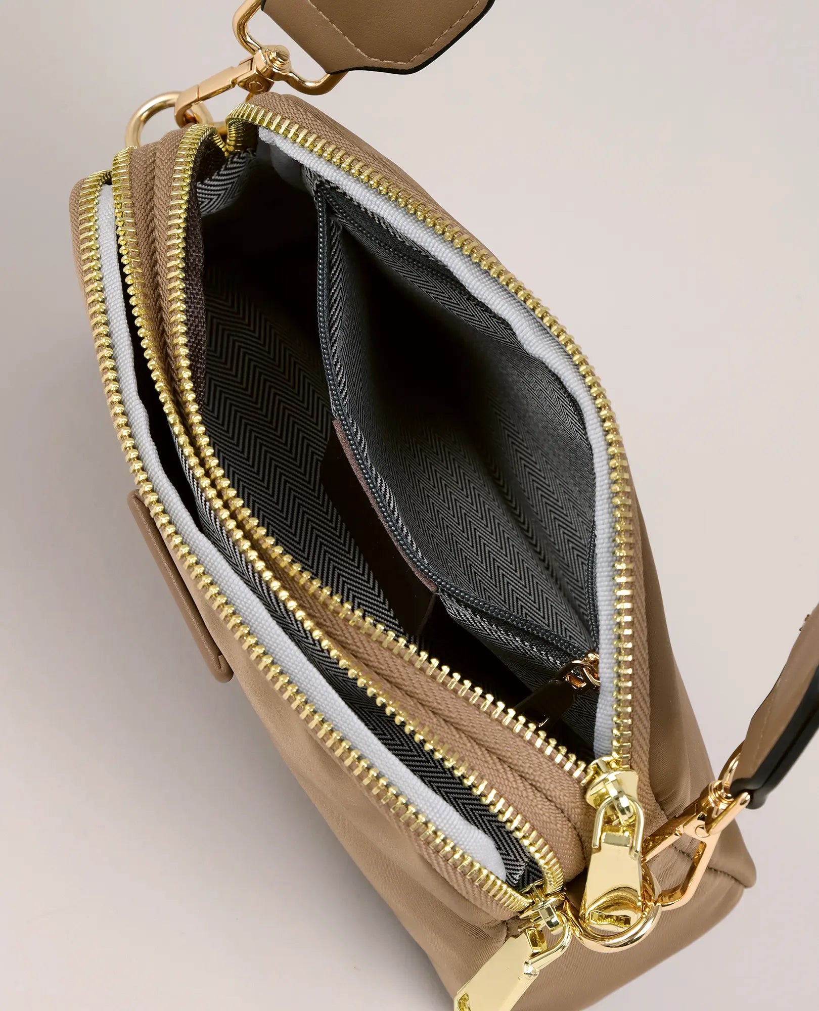 תיק צד - ויקטוריה מבית B-Unique Bags בגוון בז', רוכסנים מוזהבים ותא פנימי עם כיסים ותאים מעוצבים.