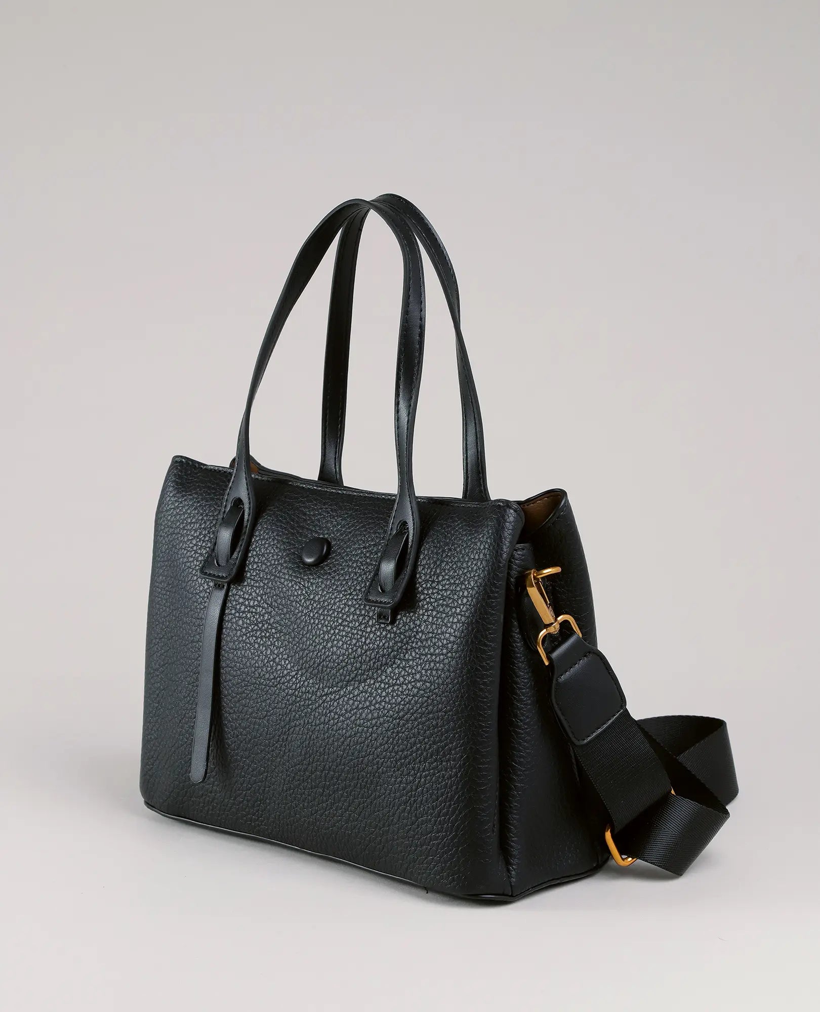תיק צד-תובל של B-Unique Bags, דמוי עור שחור עם ידיות כפולות ורצועת כתף נשלפת על רקע בהיר.