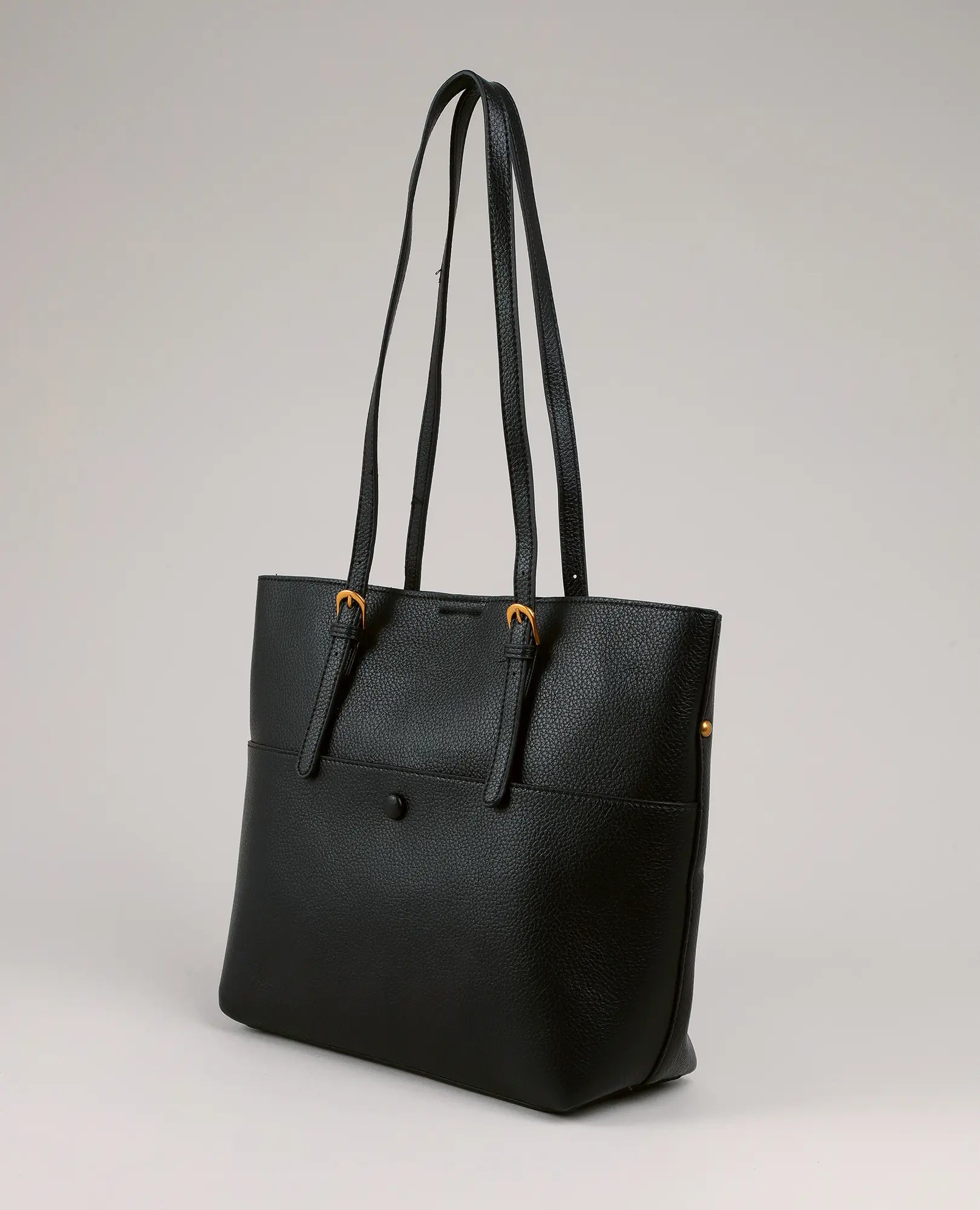 תיק צד גדול - אמיליה מבית B-Unique Bags, דמוי עור שחור, ידיות ארוכות, אבזמים מוזהבים וכיס קדמי.