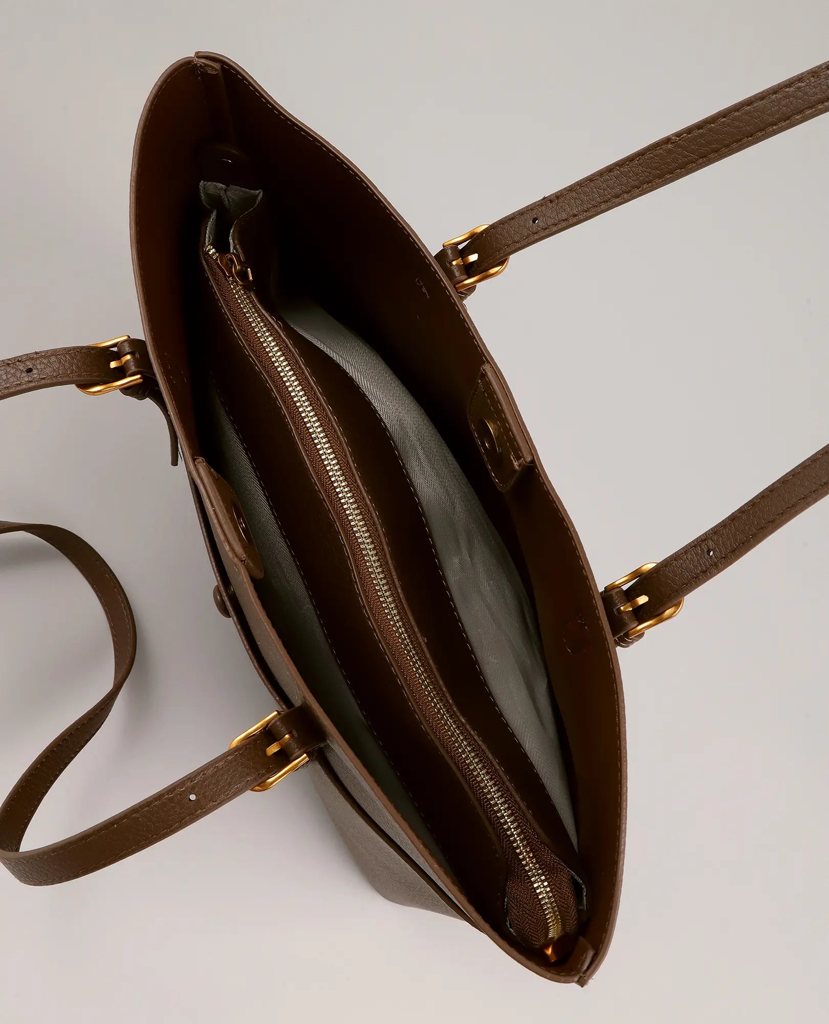 מבט מלמעלה על תיק צד גדול - אמיליה מבית B-Unique Bags, עם תא פנימי עם רוכסן ורצועות כתף ארוכות.