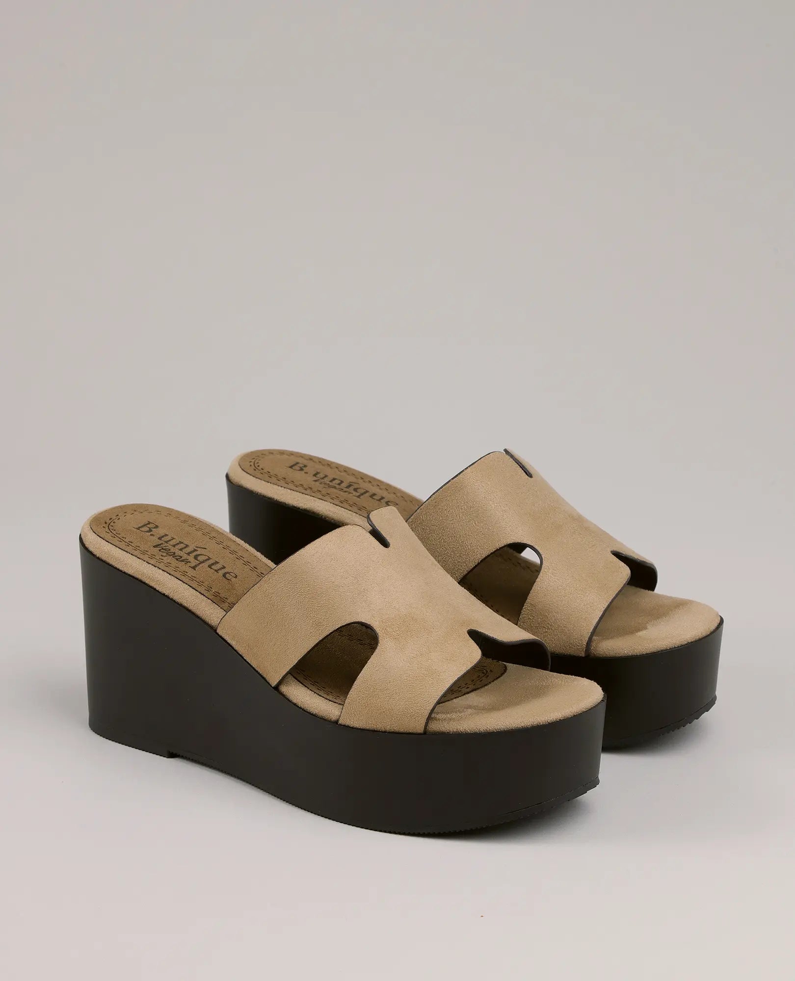 כפכפי פלטפורמה בצבע בז' מבית B-Unique VEGAN, דמויי עור עם סוליה שחורה.