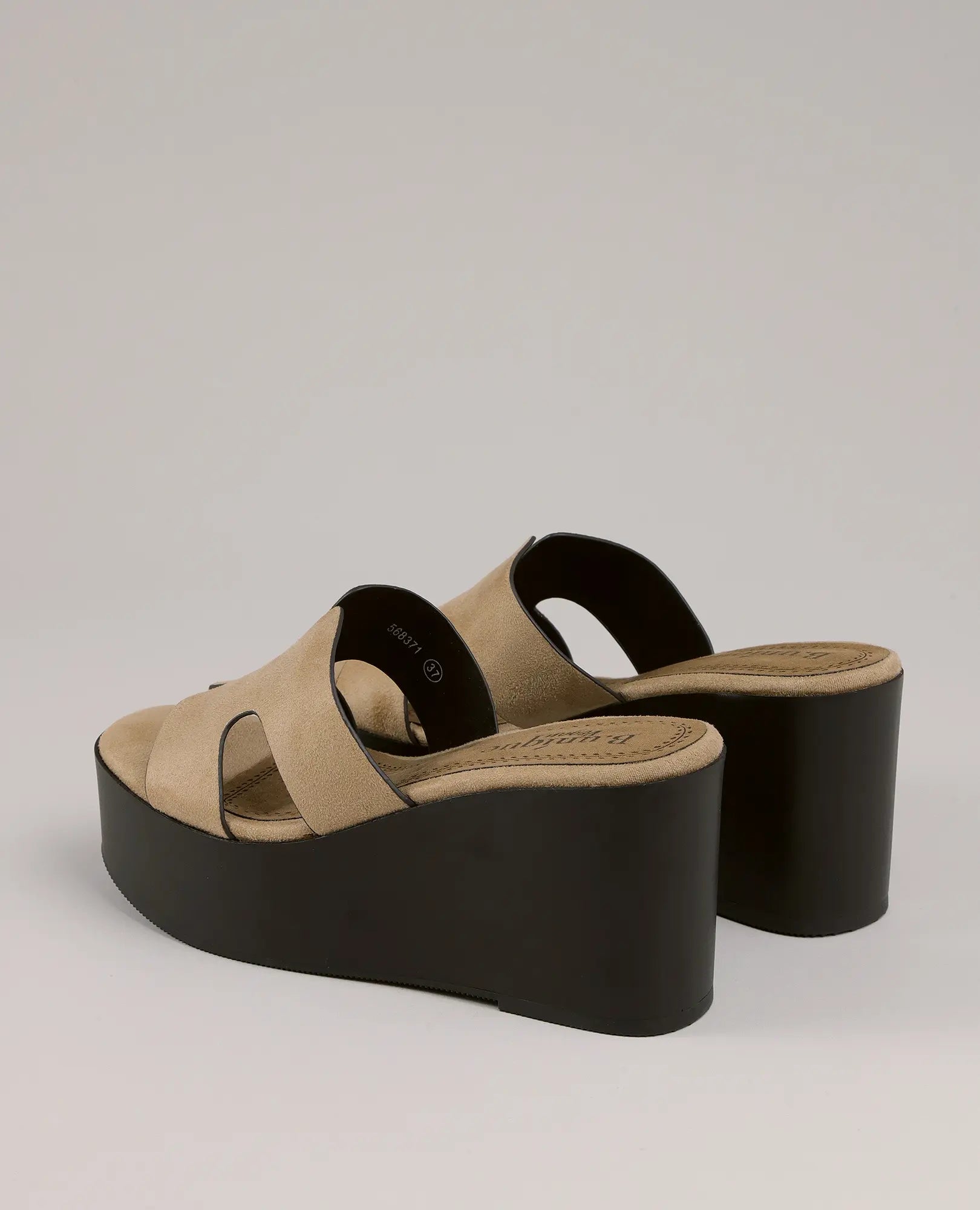 כפכפי פלטפורמה בצבע בז' של B-Unique VEGAN עם סוליה שחורה, מצולמים מאחור על רקע חלק.