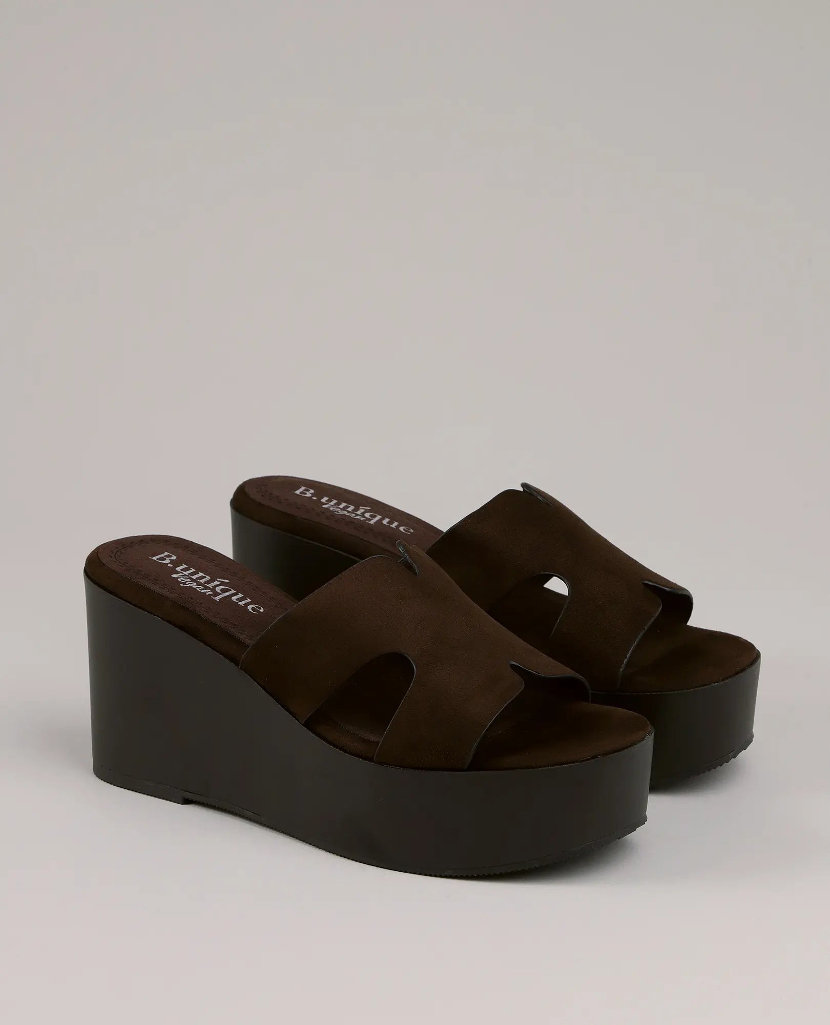 כפכפי פלטפורמה בצבע קפה מבית B-Unique VEGAN, עם עיצוב פתוח בצדדים וסוליה מוגבהת.
