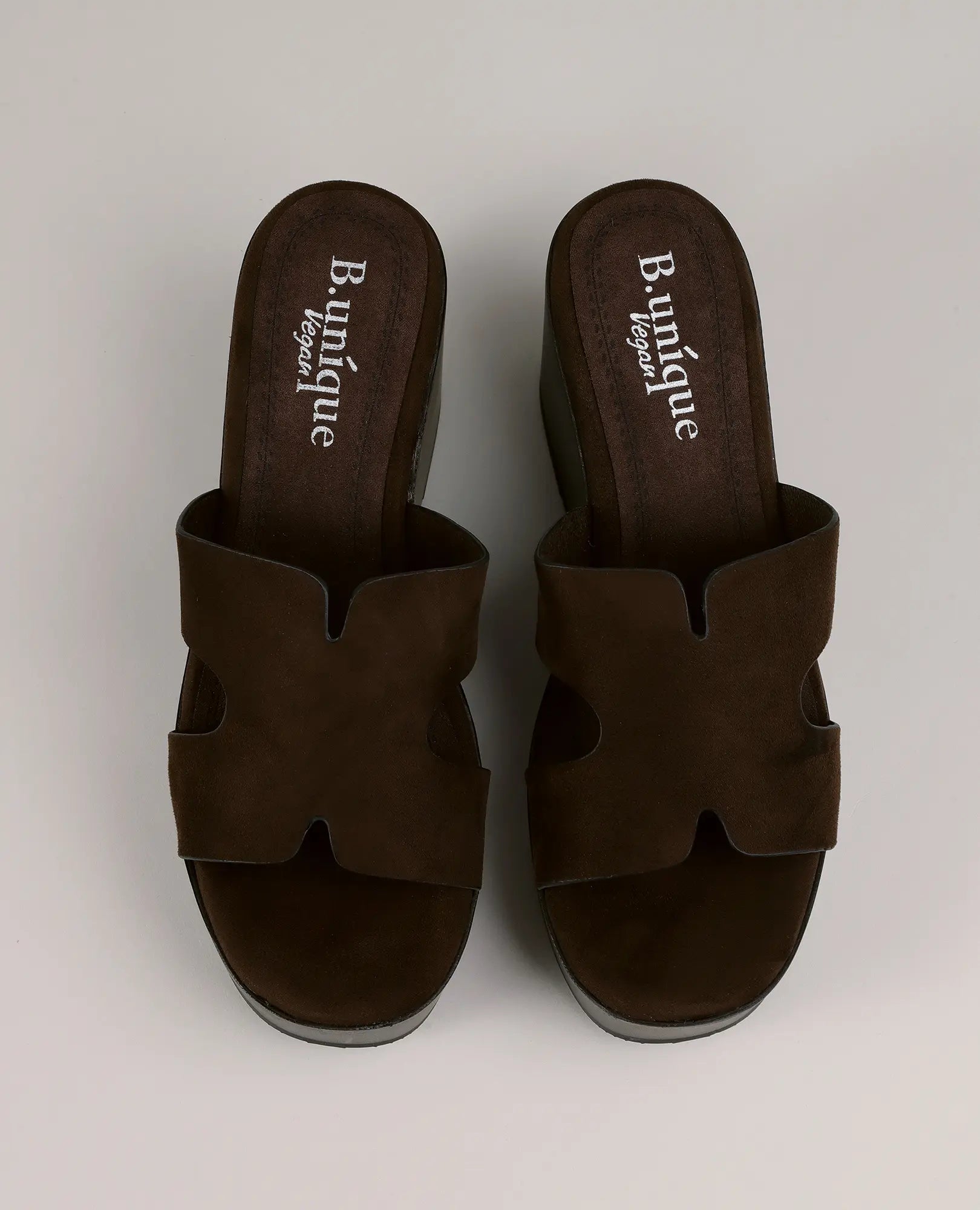 זוג כפכפי פלטפורמה בצבע צדף מבית B-Unique VEGAN, עם אצבעות פתוחות ורצועות עבות בצורת שתי וערב.