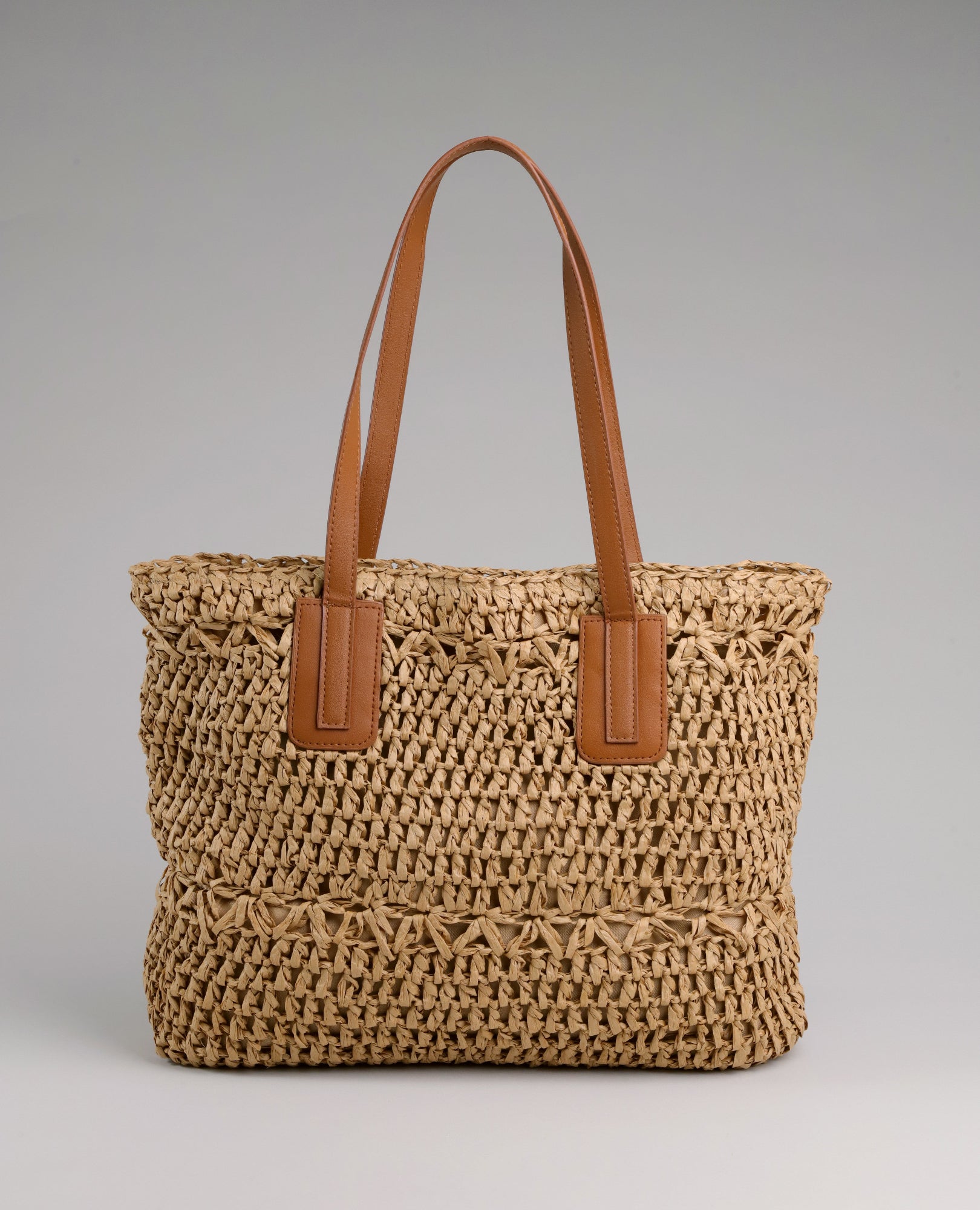 תיק קש מלבני של B-Unique Bags בצבע ניטרלי, מוצג על רקע ניטרלי.