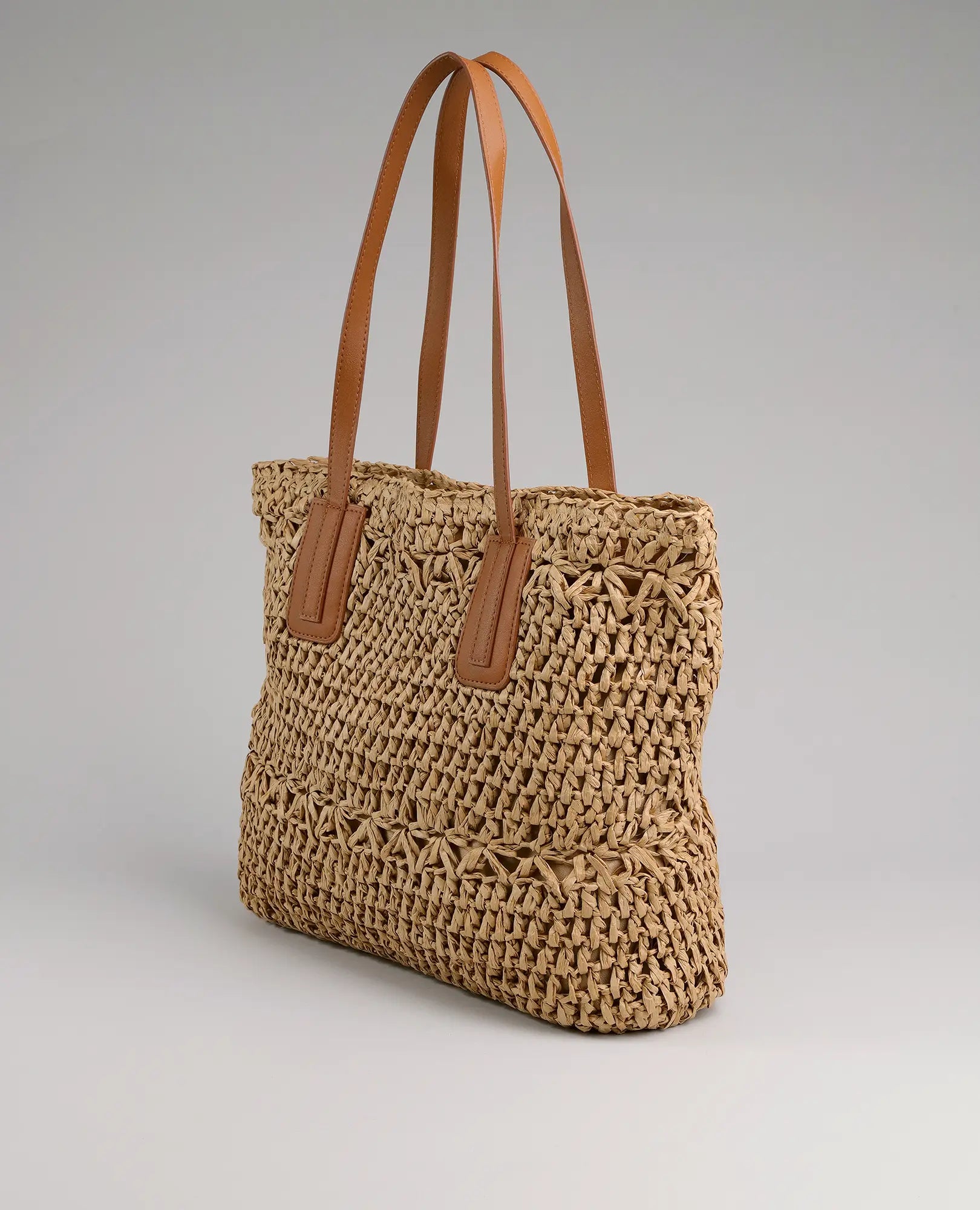תיק קש מלבני של B-Unique Bags עם שתי רצועות כתף מעור חום, מוצג על רקע בהיר ונקי.