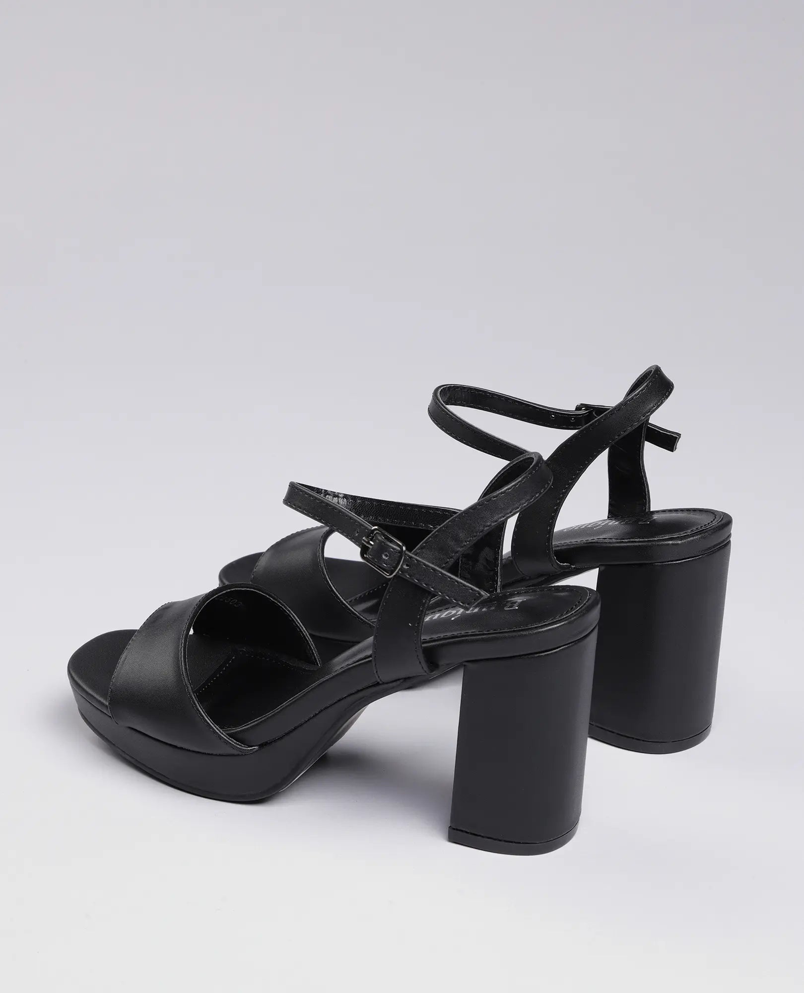 סנדלי פלטפורמה - אניטה של B-Unique VEGAN עם רצועות קרסול ועקב רחב, מוצגות על רקע בהיר.