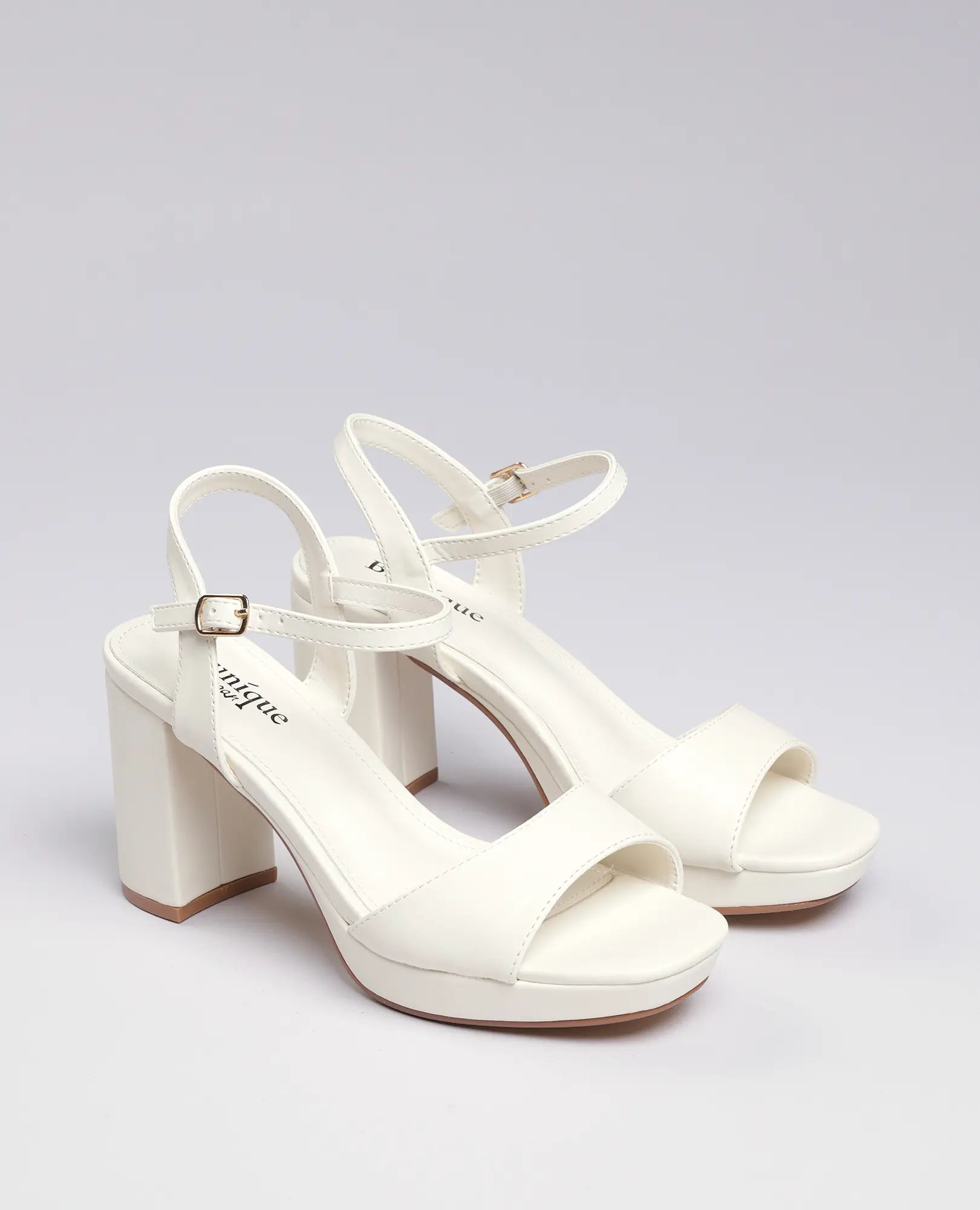 סנדלי פלטפורמה אניטה בצבע בז' של B-Unique VEGAN, מוצגים על רקע בהיר.