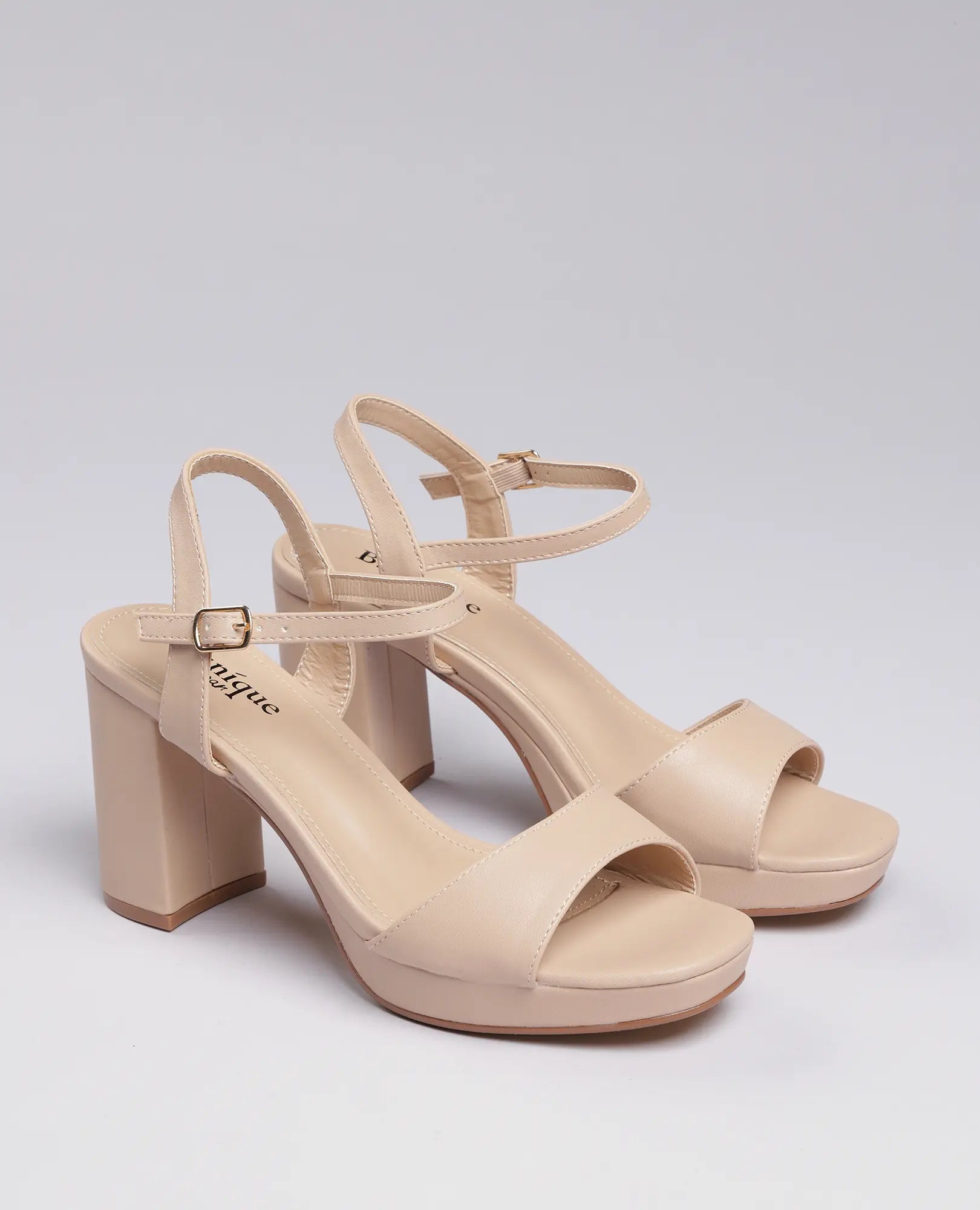 סנדלי פלטפורמה- אניטה בצבע ניוד של B-Unique VEGAN עם רצועות קרסול ועקב רחב, מוצגים על רקע בהיר.