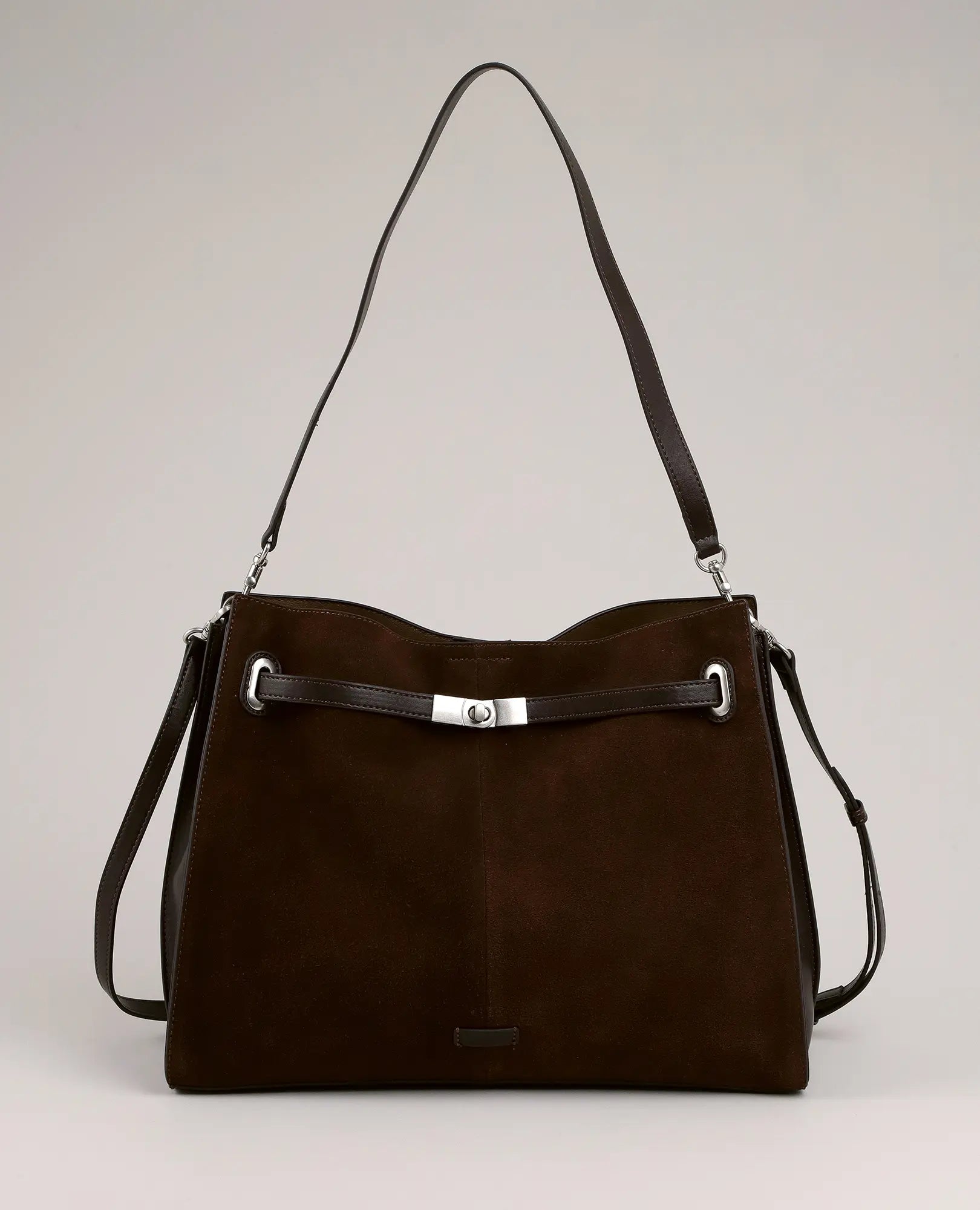 תיק צד עם רצועת חגורה מדגם "לוסיה" של B-Unique Bags, עשוי זמש חום כהה עם אבזמי כסף ורצועה מתכווננת בעיצוב מלבני.