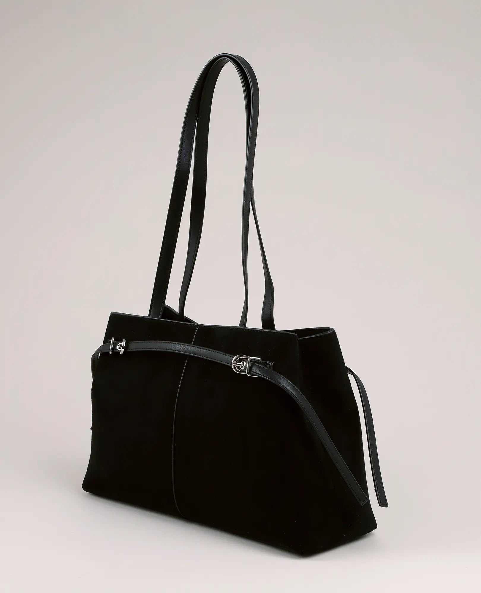 תיק צד "אלורה" של B-Unique Bags, דמוי עור בצבע שחור עם רצועות ארוכות ורוכסנים, מוצג על רקע בהיר.