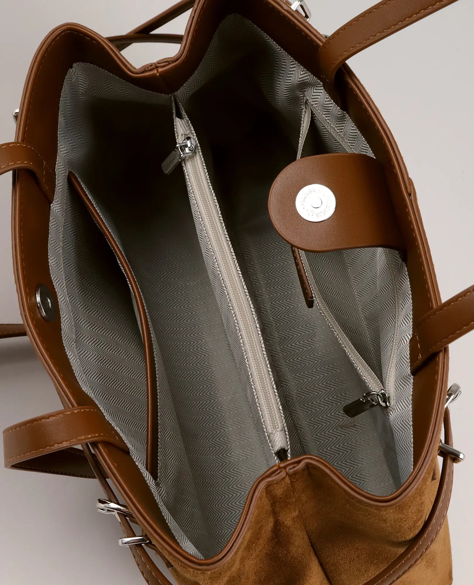 תיק צד חום פתוח מדגם "אלורה" מבית B-Unique Bags, עם בטנה בדוגמת אפור ומספר תאים פנימיים עם רוכסן.