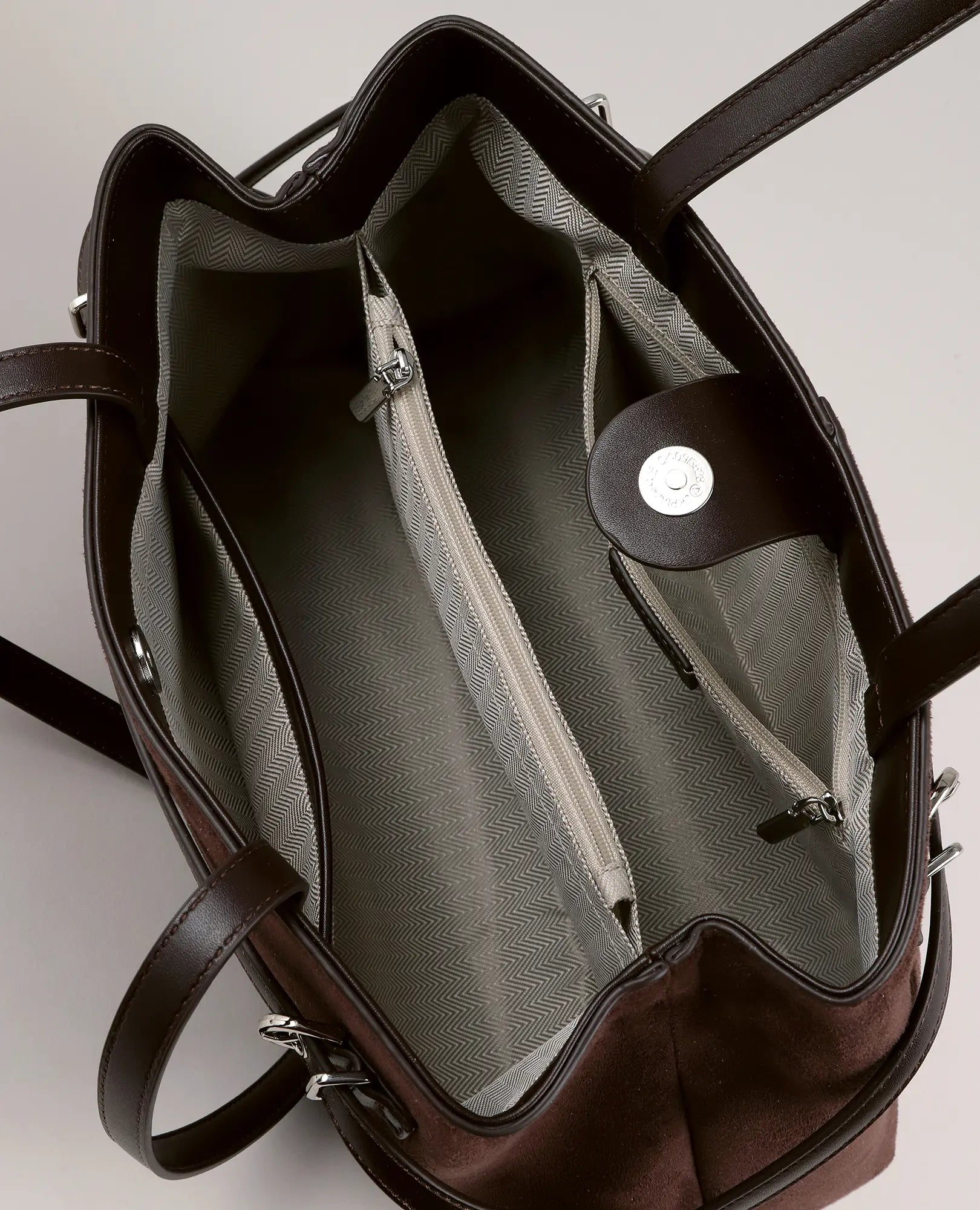 תיק צד "אלורה" מבית B-Unique Bags, דמוי עור חום עם שתי ידיות, כיסים פנימיים ותא עם רוכסן.