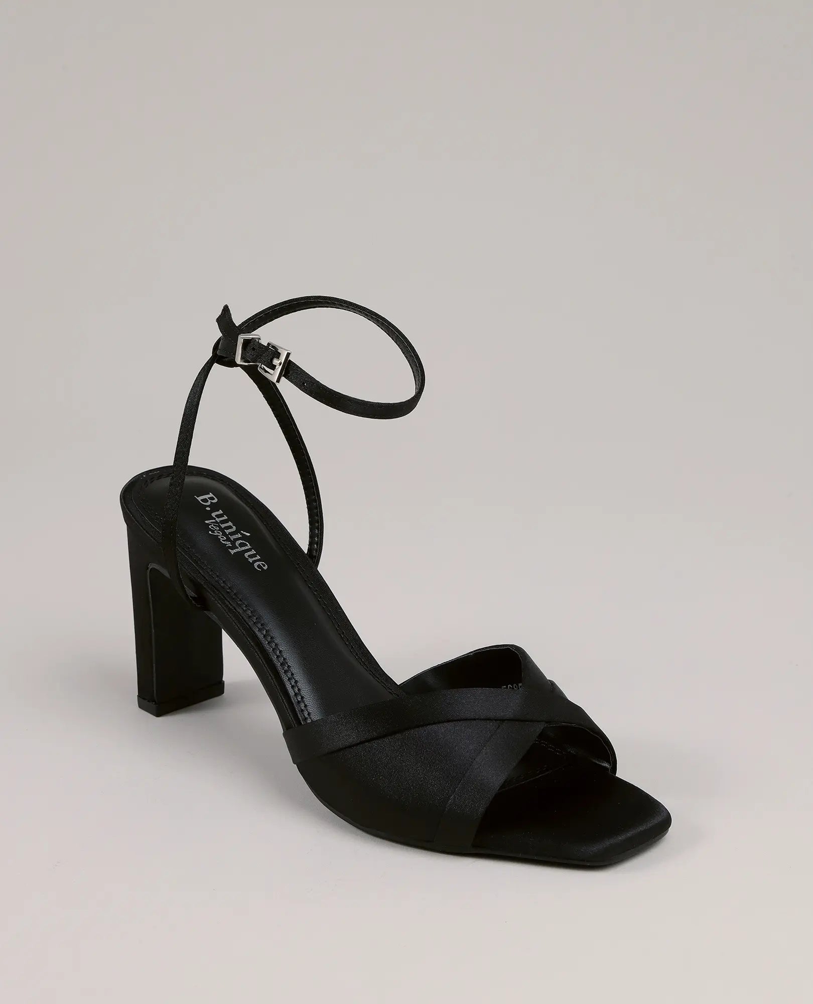 סנדלי סאטן עם עקב של B-Unique VEGAN בצבע שחור, עם רצועות קרסול ועקב פתוח, לאירועים אלגנטיים.