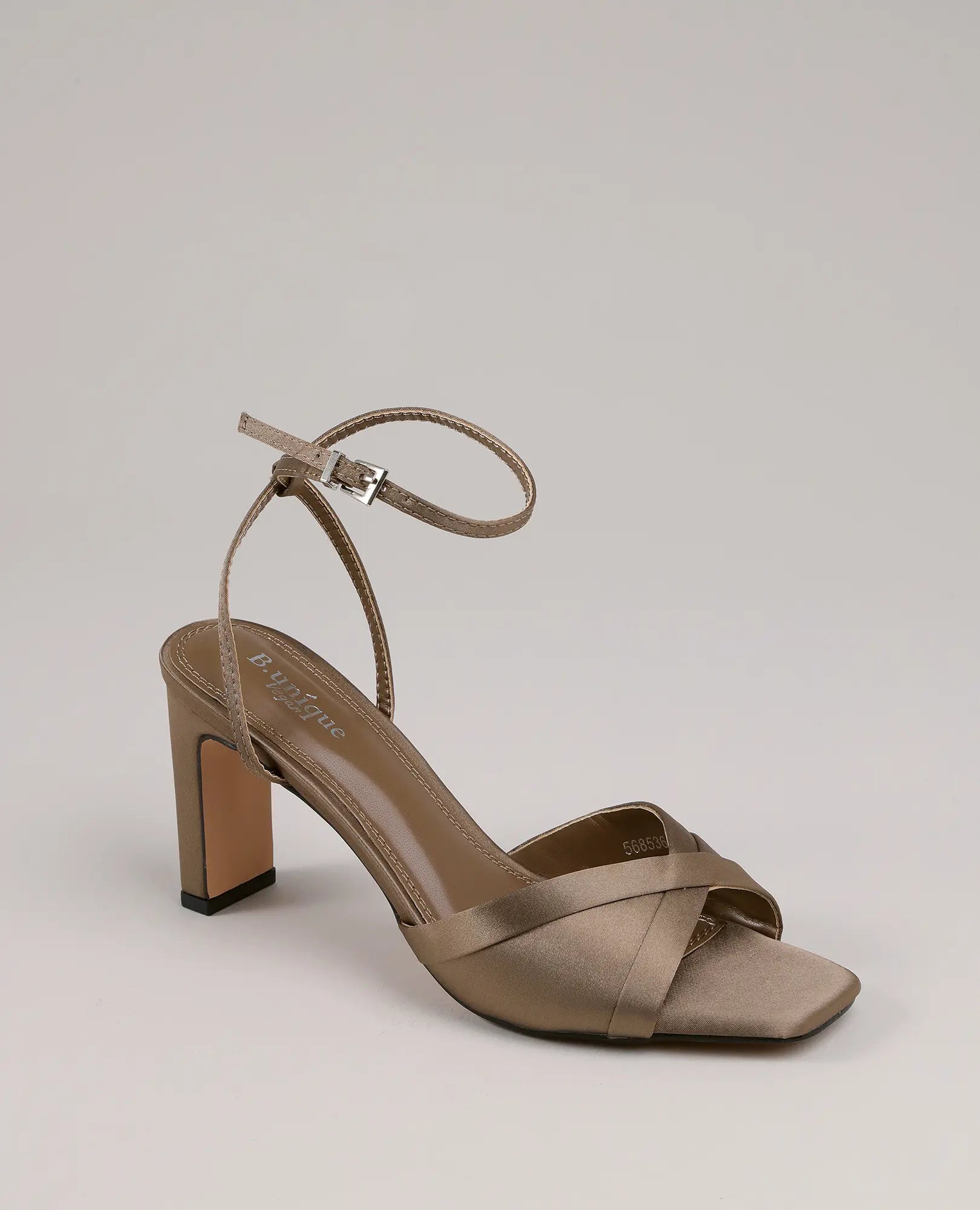סנדלי סאטן עם עקב - אילאיל מבית B-Unique VEGAN, עם רצועות דקות ועקב בלוק, מושלמים לכל ערב.