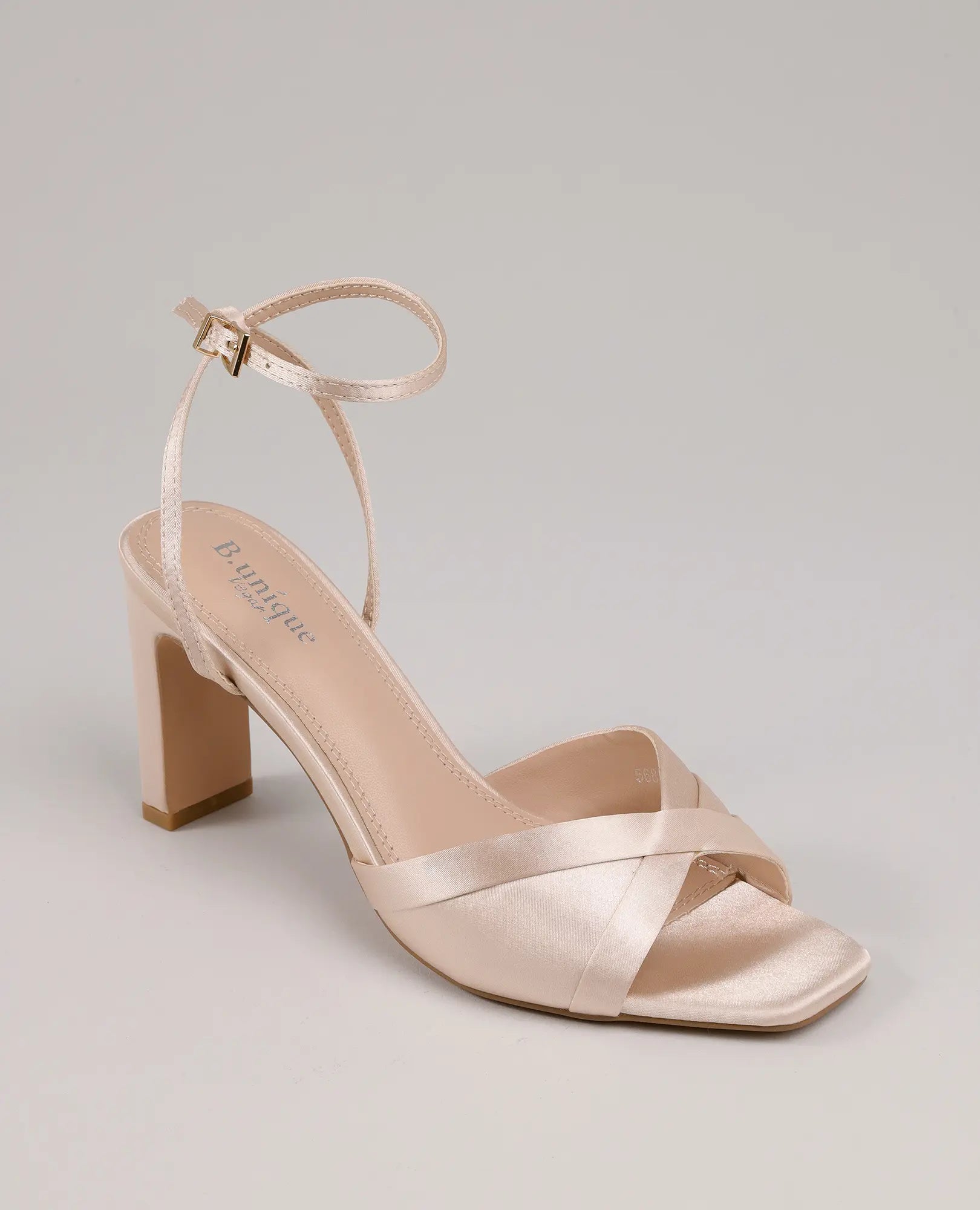 סנדלי סאטן עם עקב - דגם "אילאיל" בצבע ניוד מבית B-Unique VEGAN, עם רצועת קרסול ועקב בלוק, מושלמים לנשים.